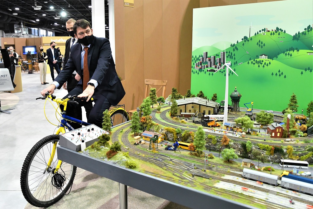 Áder János Köztársasági elnök kerékpárral hajt a vasútmodellt a Planet kiállításon