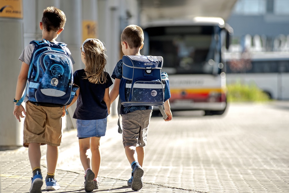 iskolába menő gyerekek busz előtt