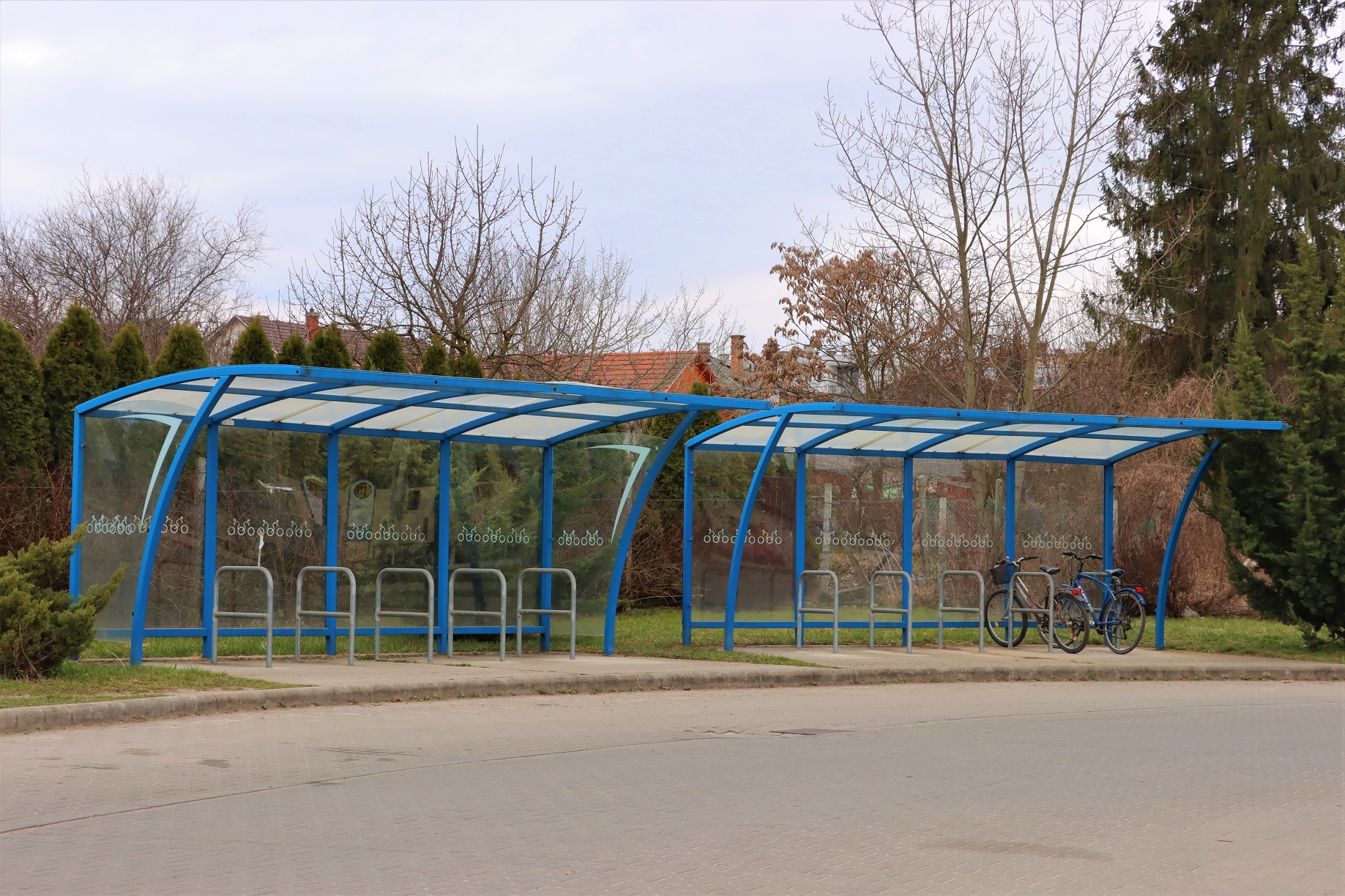A képen az állomásokon kihelyezett kerékpár tárolók láthatók.