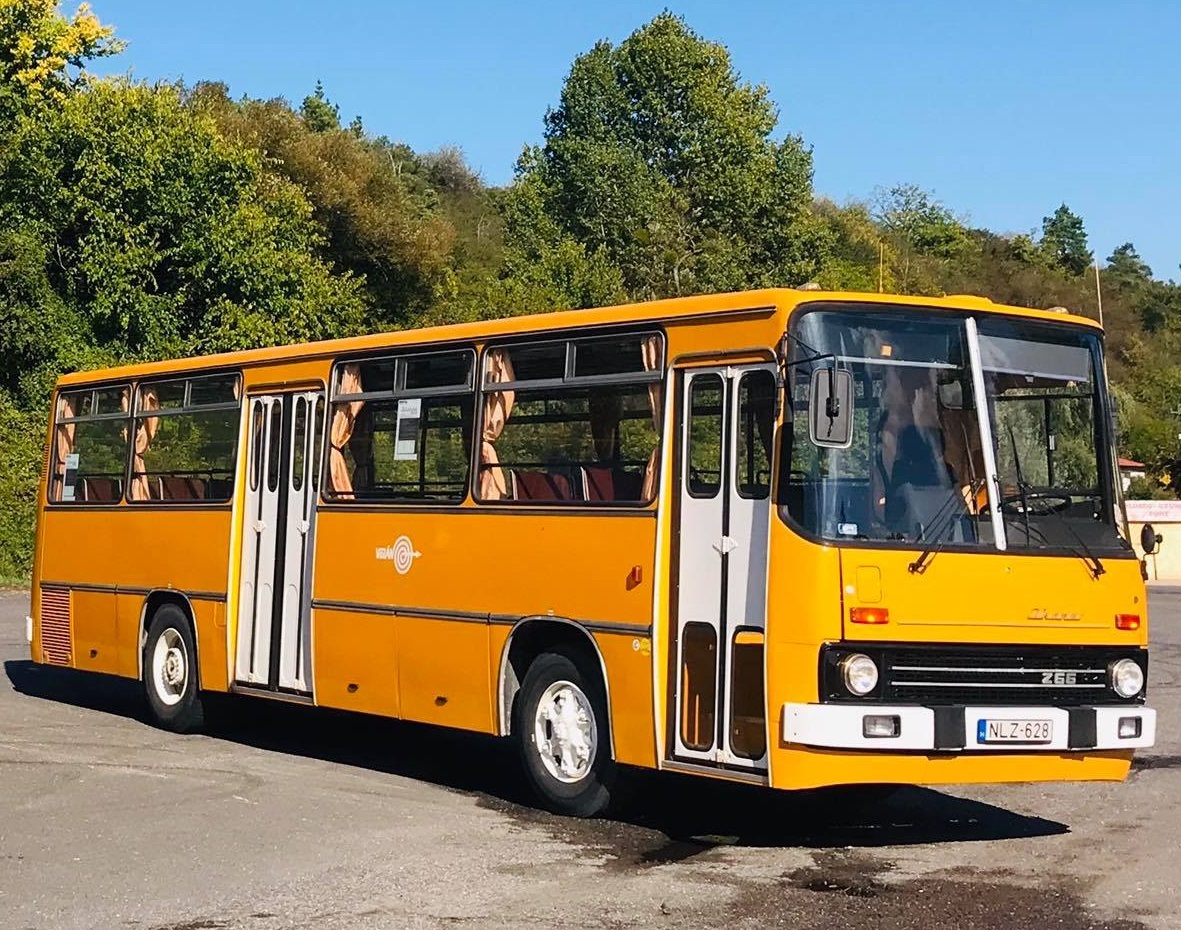 A képen egy retro, sárga színű Ikarus 266 típusú autóbusz látható.