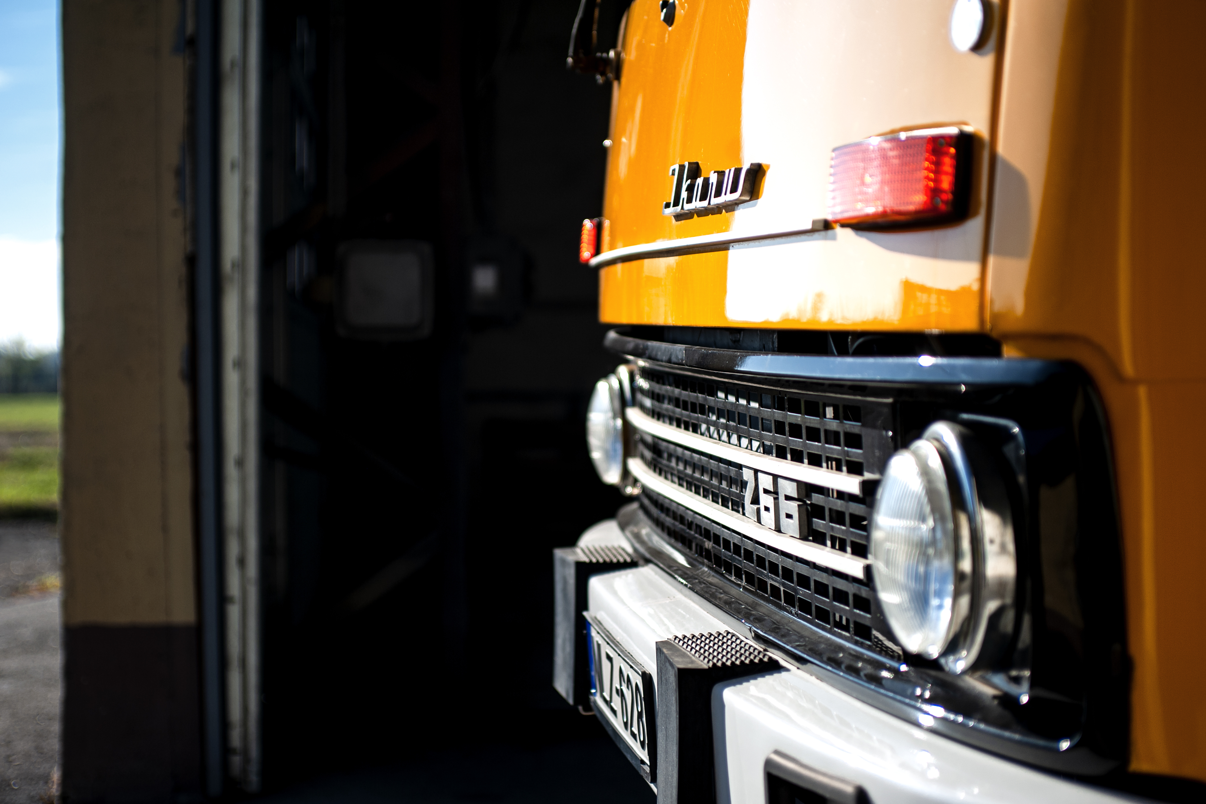 A képen egy retro, sárga színű Ikarus 266 típusú autóbusz eleje közeli képen látható.