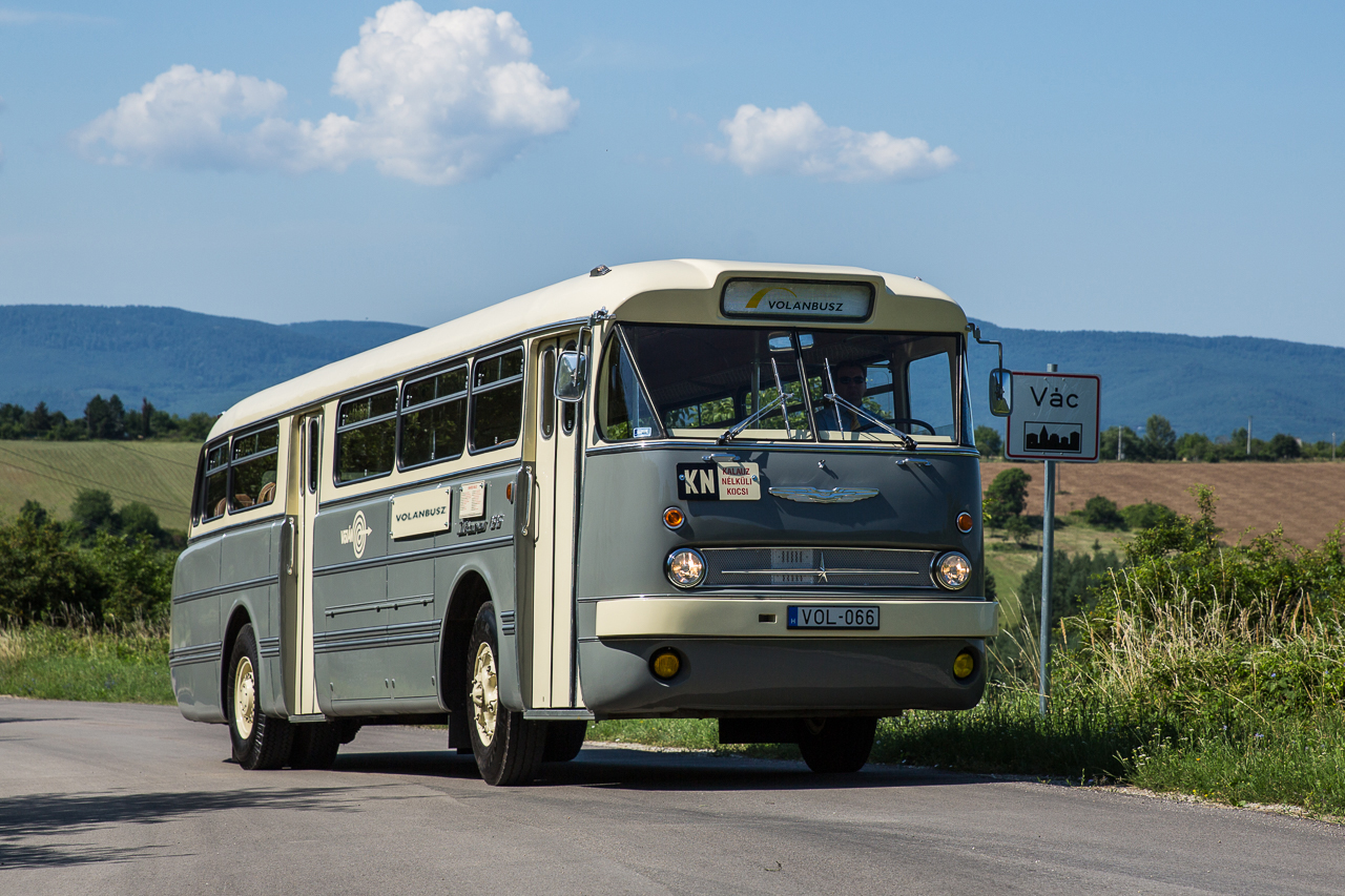 A képen egy retro, szürke színű Ikarus 66 típusú autóbusz látható.