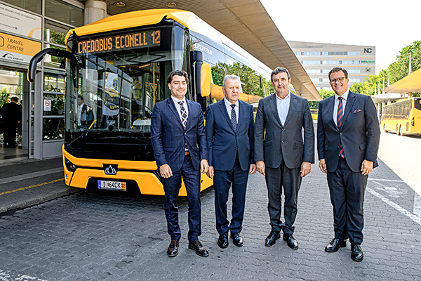 A képen az új autóbusz és a vezetők láthatók.