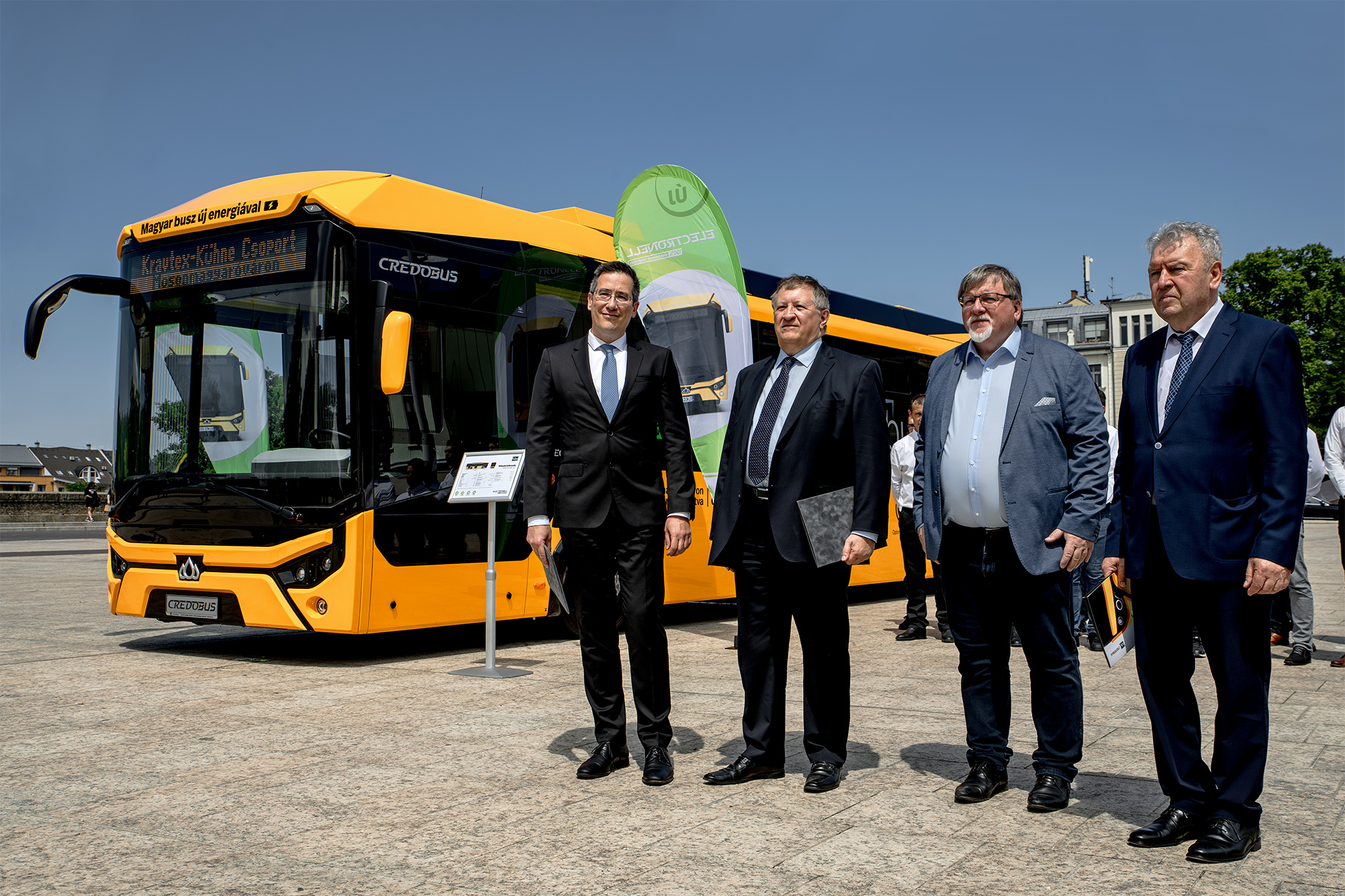 Győri sajtótájékoztató felszólalok az e-busz előtt
