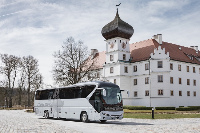 A képen az újonnan forgalomba helyezett Neoplan Tourliner autóbuszok egyike látható.