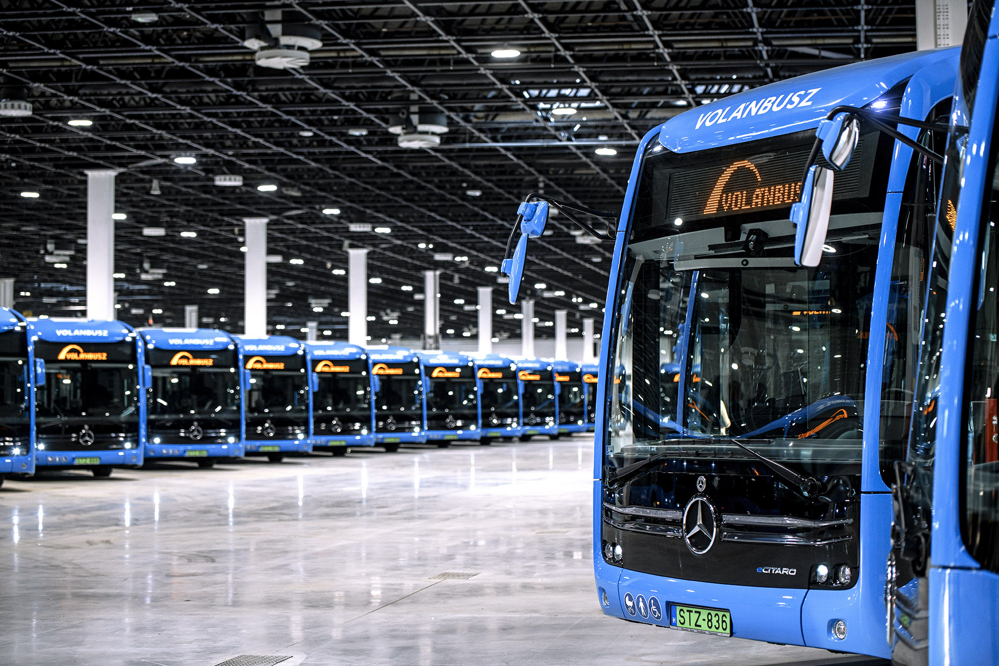A fotón a Volánbusz új elektromos autóbuszai láthatók.