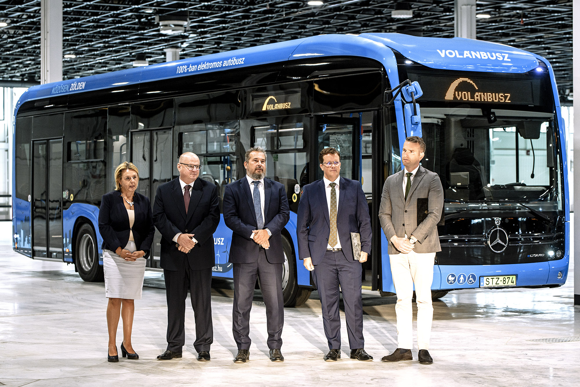 A fotón a Volánbusz új elektromos autóbuszai és az átadók és átvevők láthatók.