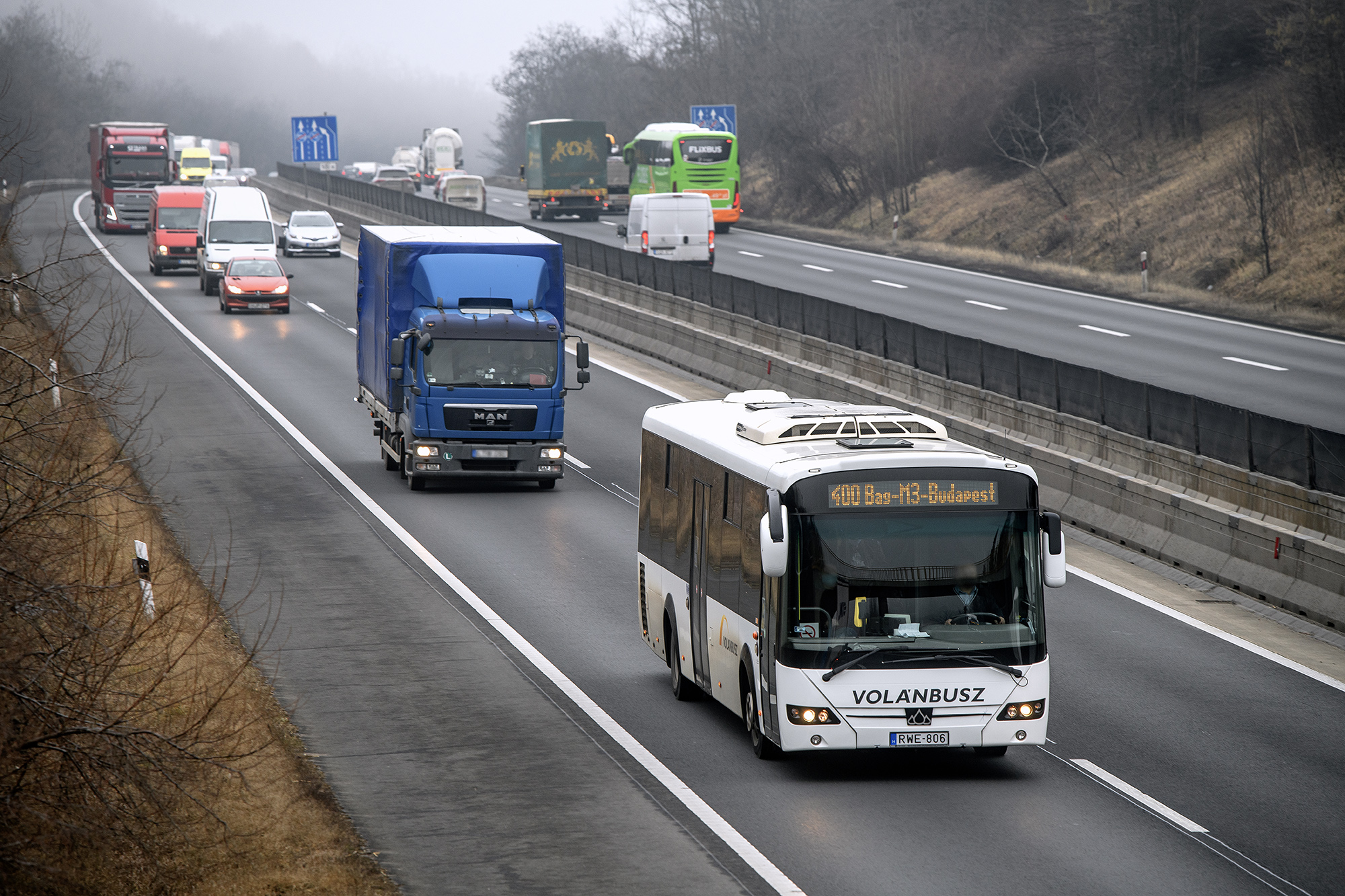 A képen az érintett útszakasz járművei láthatók.