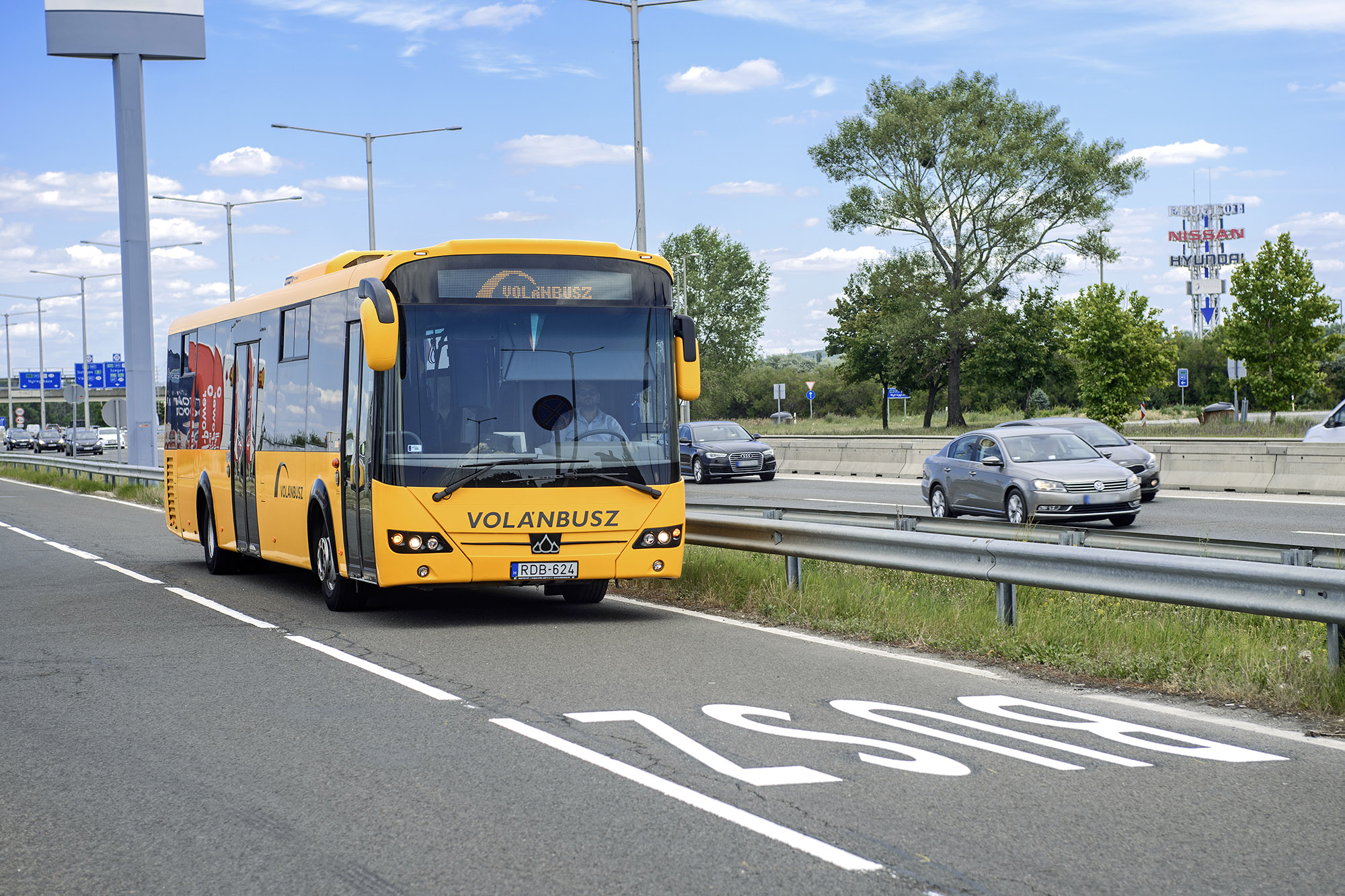 A képen látható: új jármű a buszsávban.