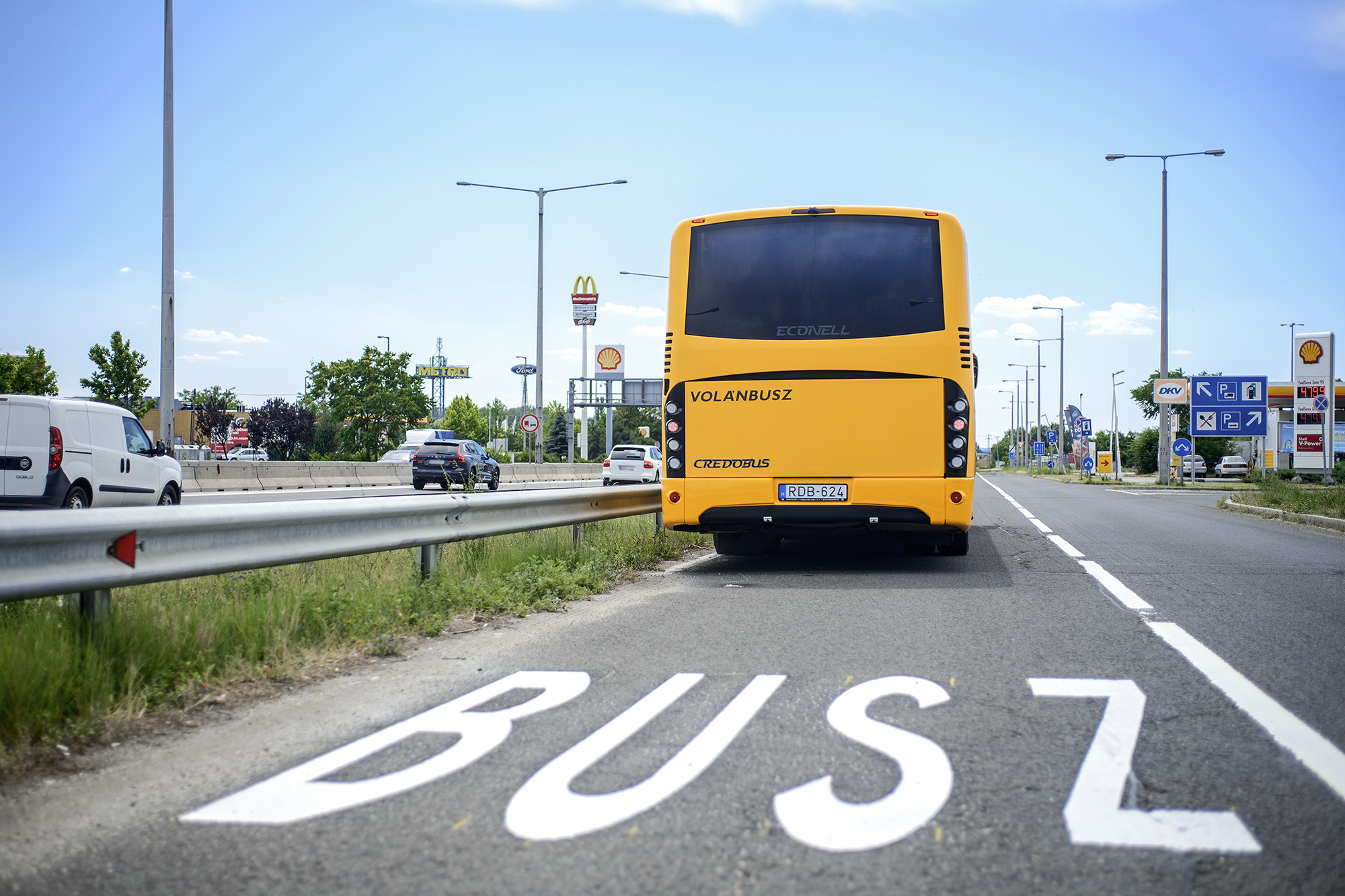 A képen látható: új jármű a buszsávban.