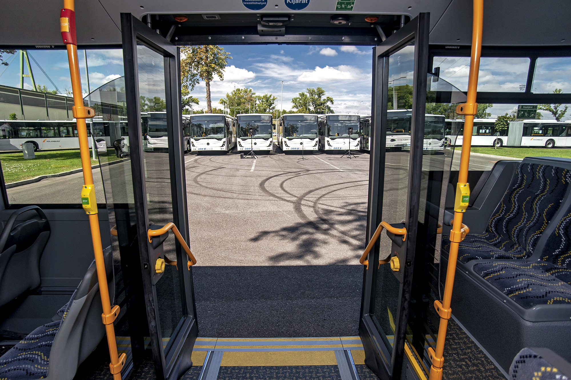 A képen a Mercedes-Benz Conecto G típusú csuklós autóbusz belseje látható.