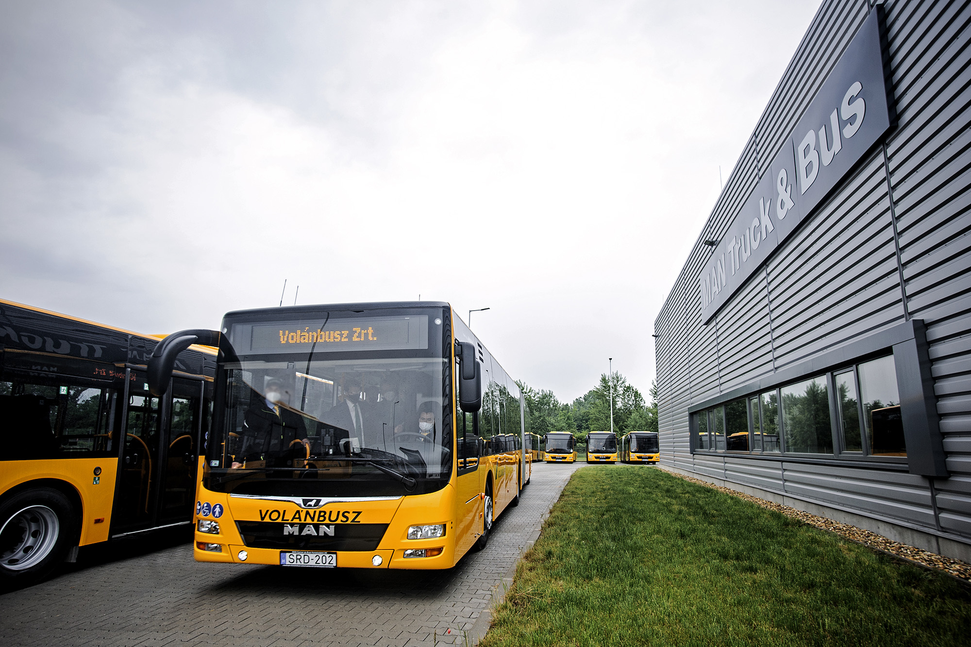 A képen az újonnan forgalomba helyezett MAN Lion’s City GL A23 típusú csuklós autóbuszok láthatóak.