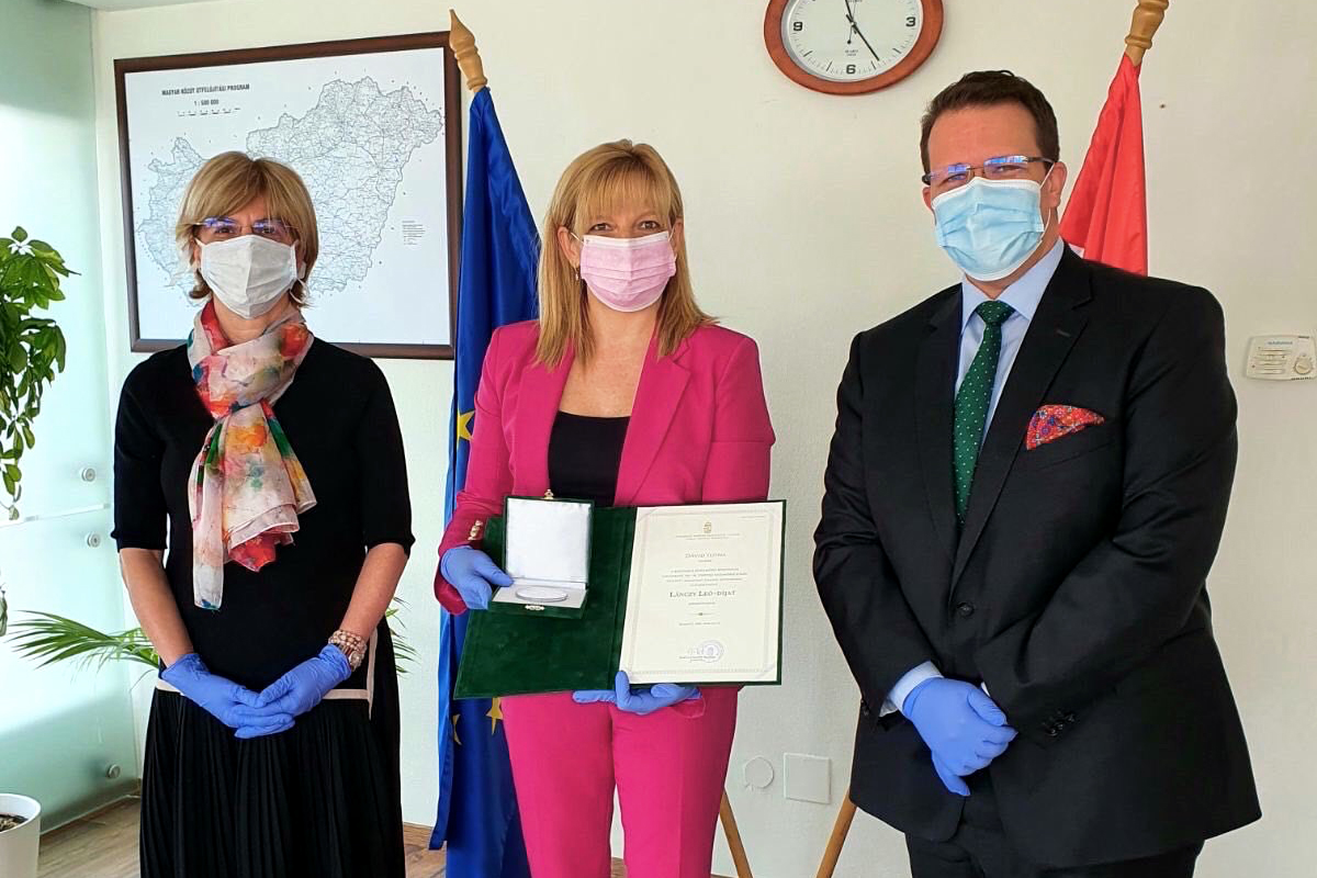 A képen Bártfai-Mager Andrea, Dávid Ilona, valamint dr. Pafféri Zoltán látható.