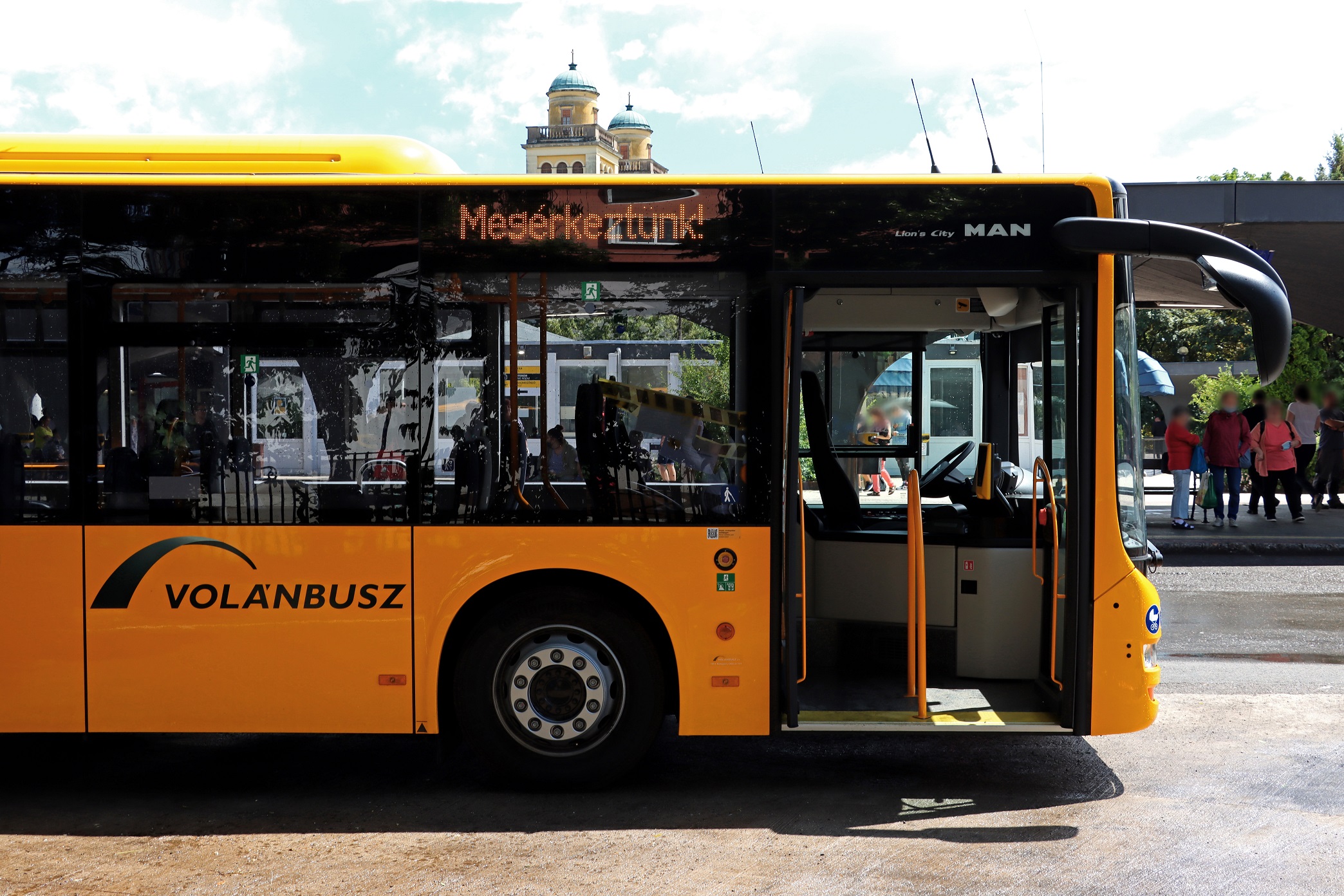 A képen az újonnan forgalomba helyezett MAN Lion’s City GL A23 csuklós busz látható.