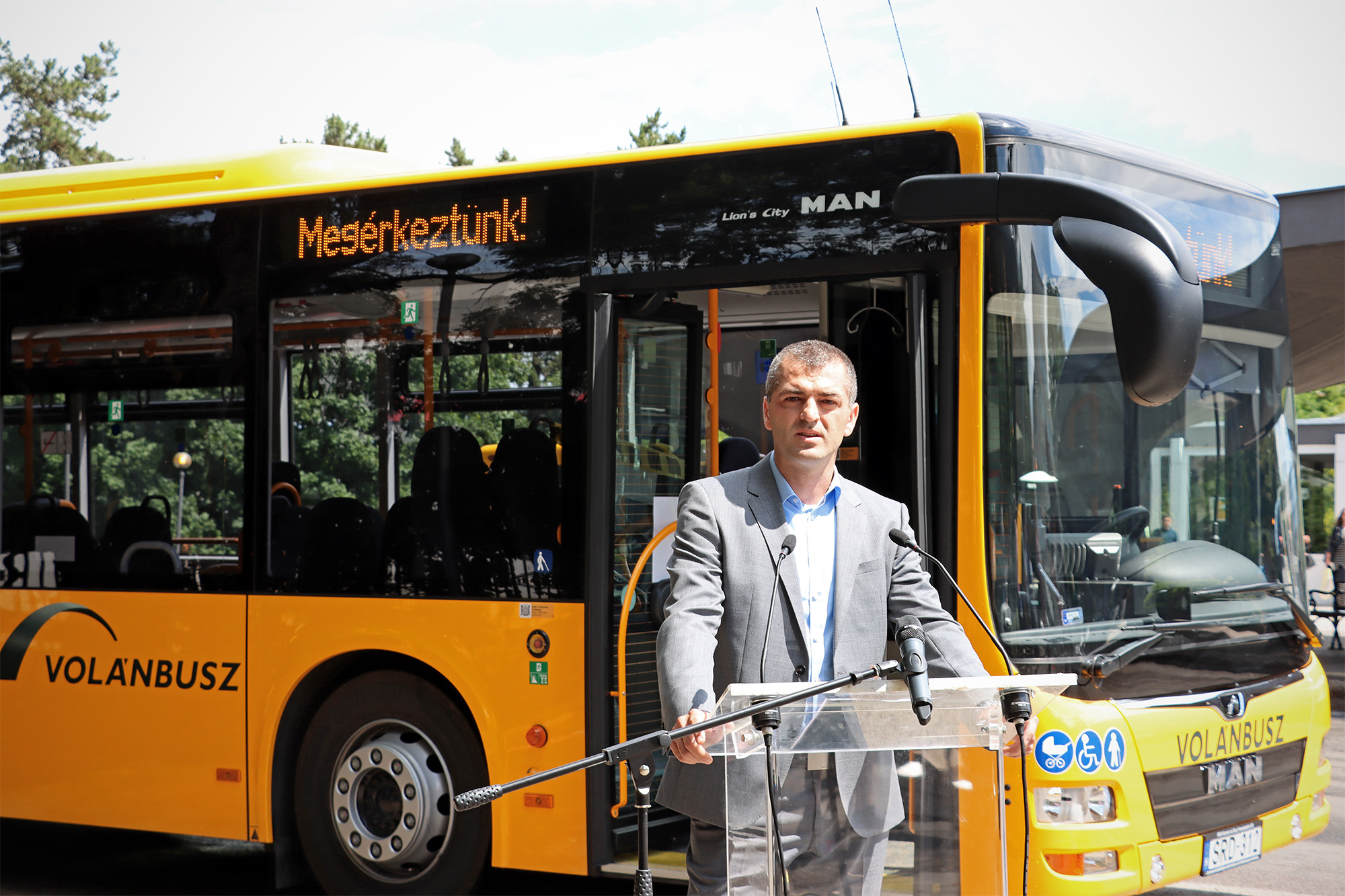 A képen Fejes Miklós, a Volánbusz Zrt. forgalmi régióigazgatója látható, beszéde megtartása közben.