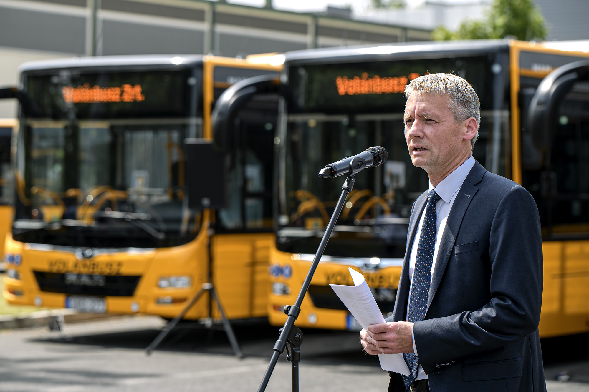 A képen Kara Ákos, országgyűlési képviselő látható, beszéde megtartása közben.