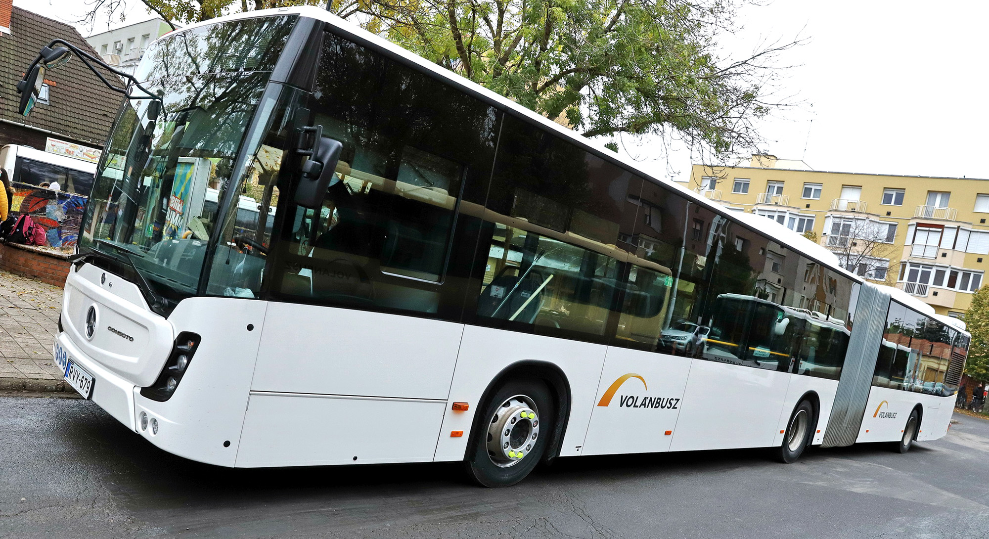 A képen az újonnan forgalomba helyezett Mercedes-Benz Conecto G típusú csuklós autóbusz látható.