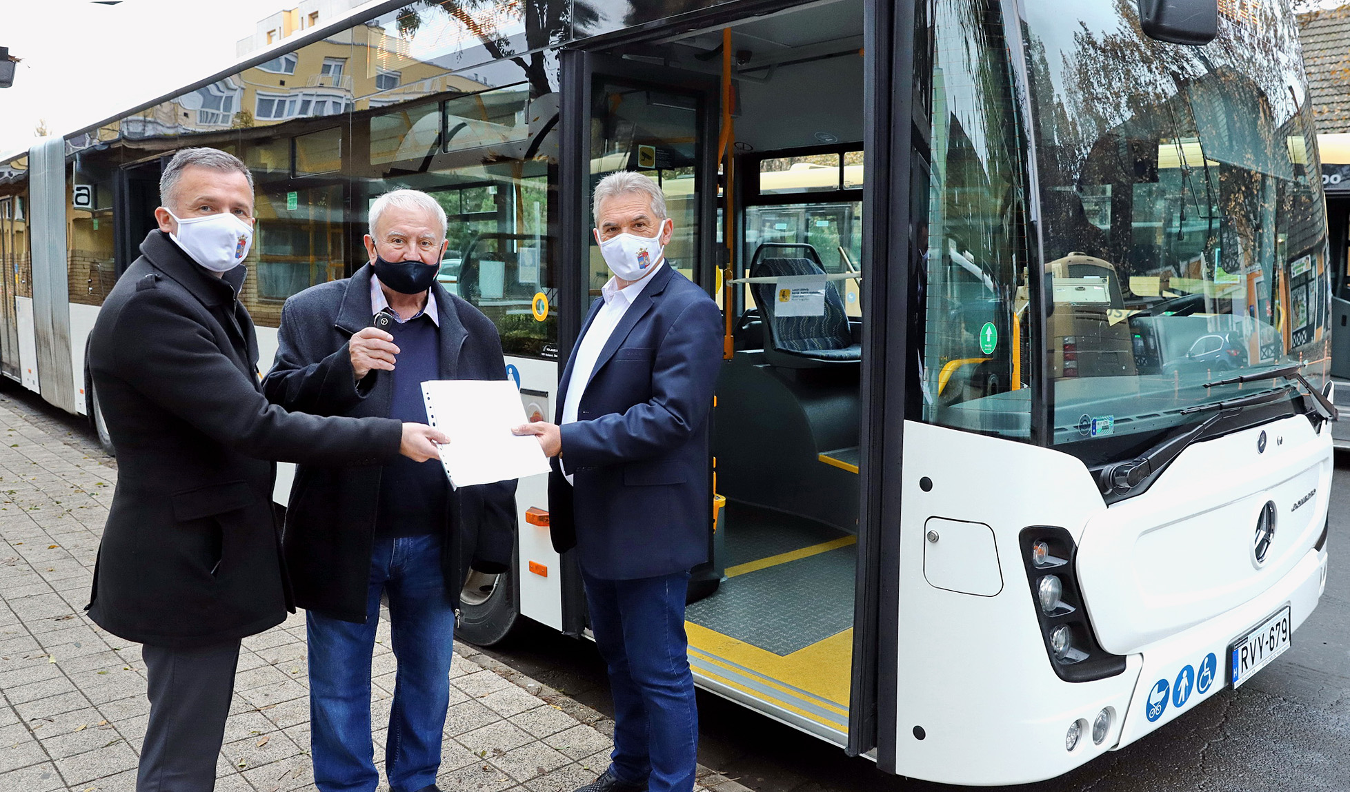 A képen Dr. Kovács József és dr. Görgényi Ernő, valamint egy autóbuszvezető látható.