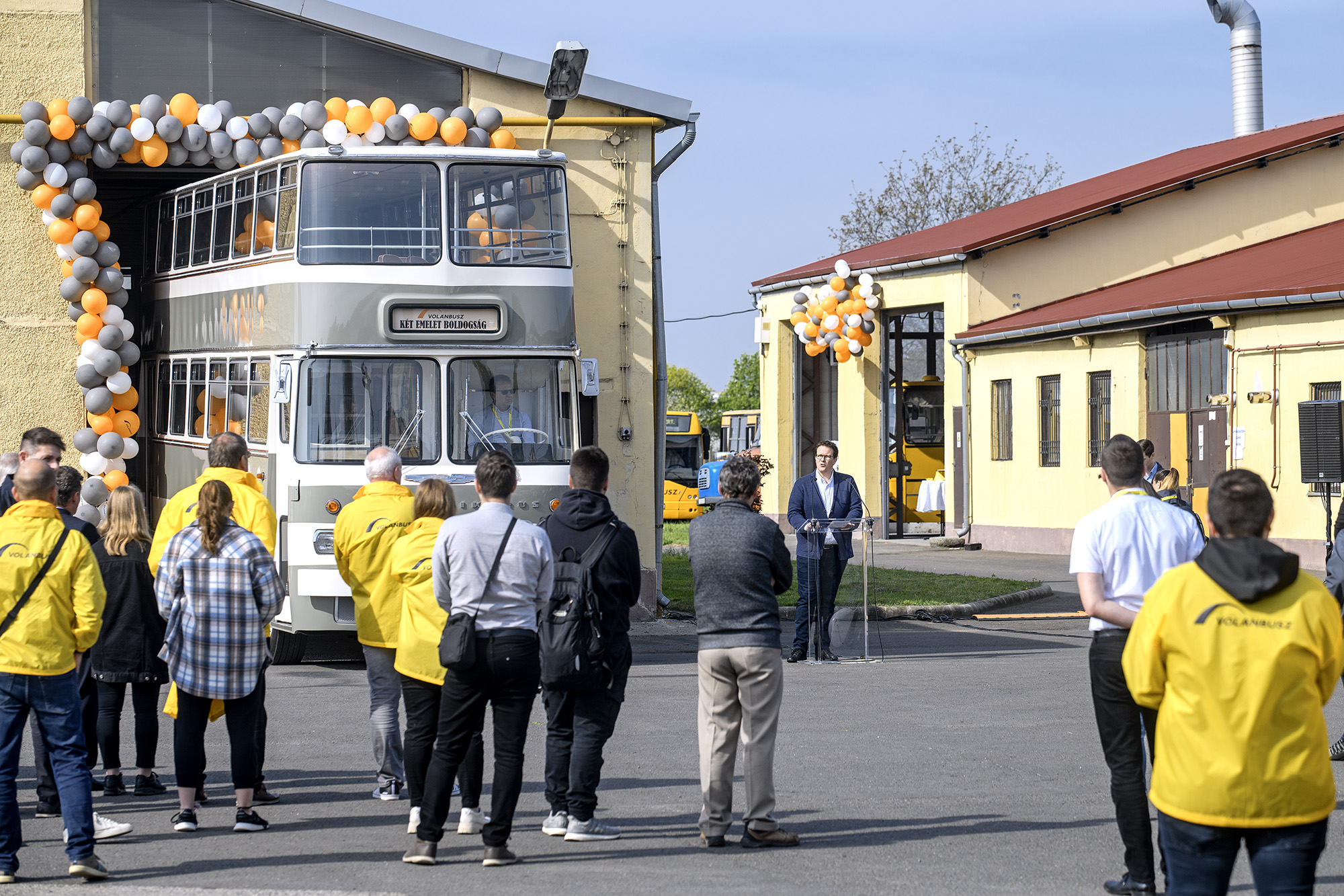 A képen látható: a felújított MÁVAUT Ikarus 556-os autóbusz