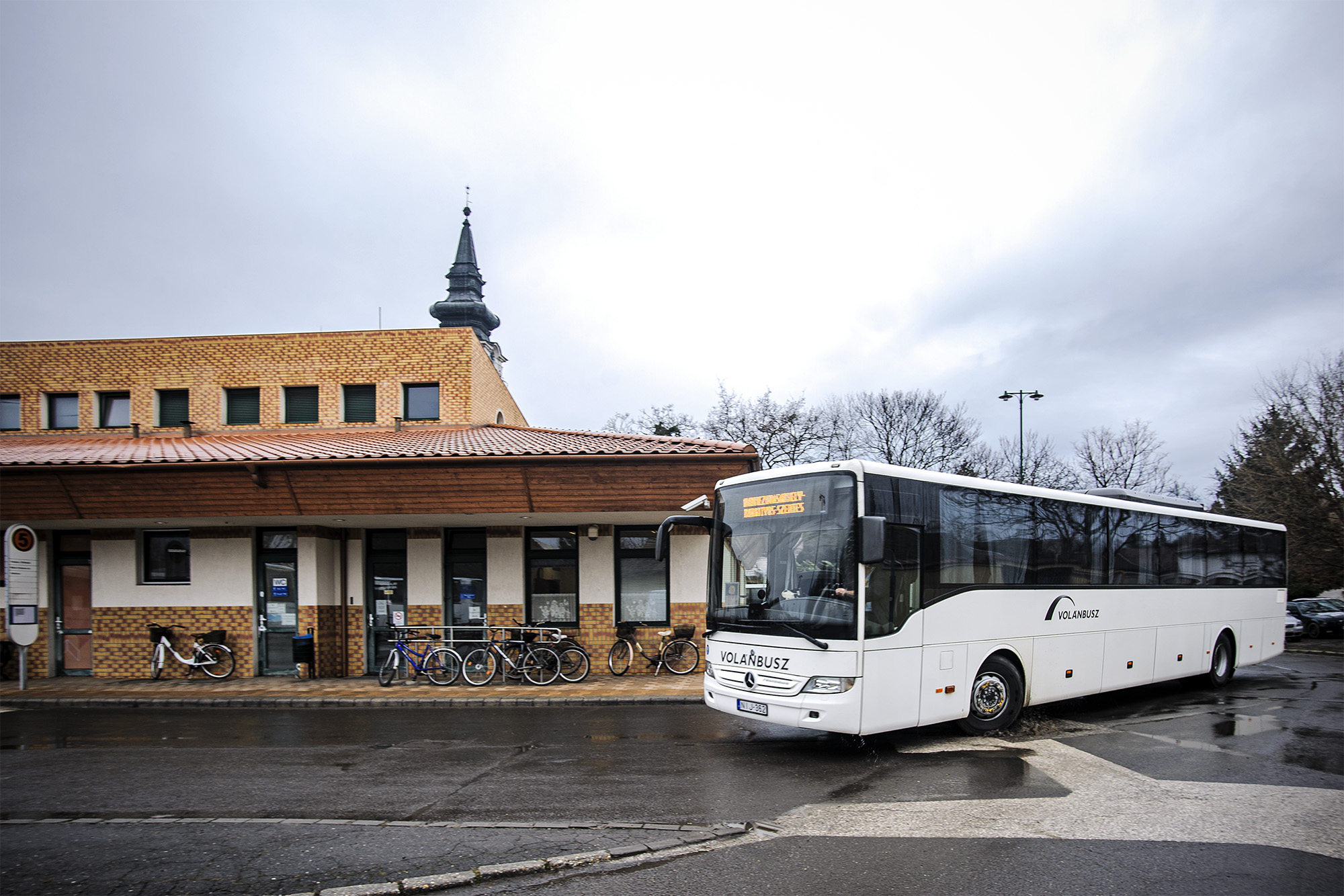 A képen egy CREDO EN 12 típusú autóbusz látható a Hódmezővásárhelyi autóbusz állomáson.