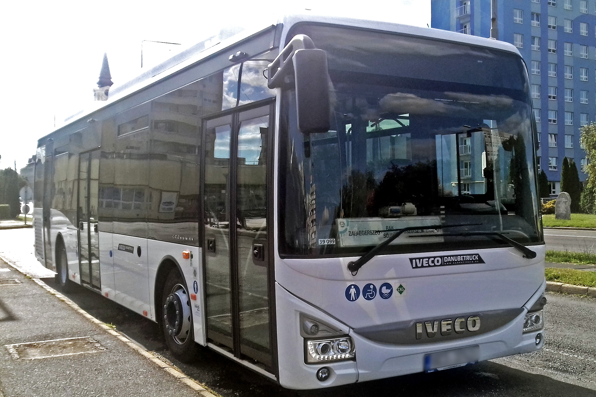 A képen a gázüzemű, IVECO Crossway Low Entry City CNG típusú autóbusz látható.