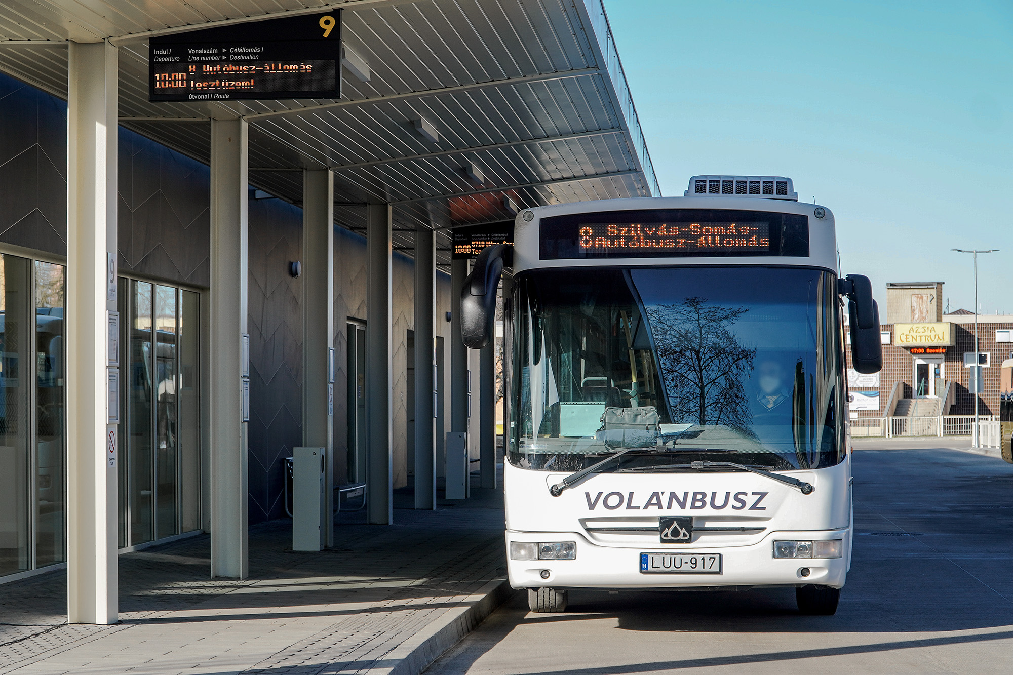 A képen látható: az új autóbusz-állomás és egy autóbusz