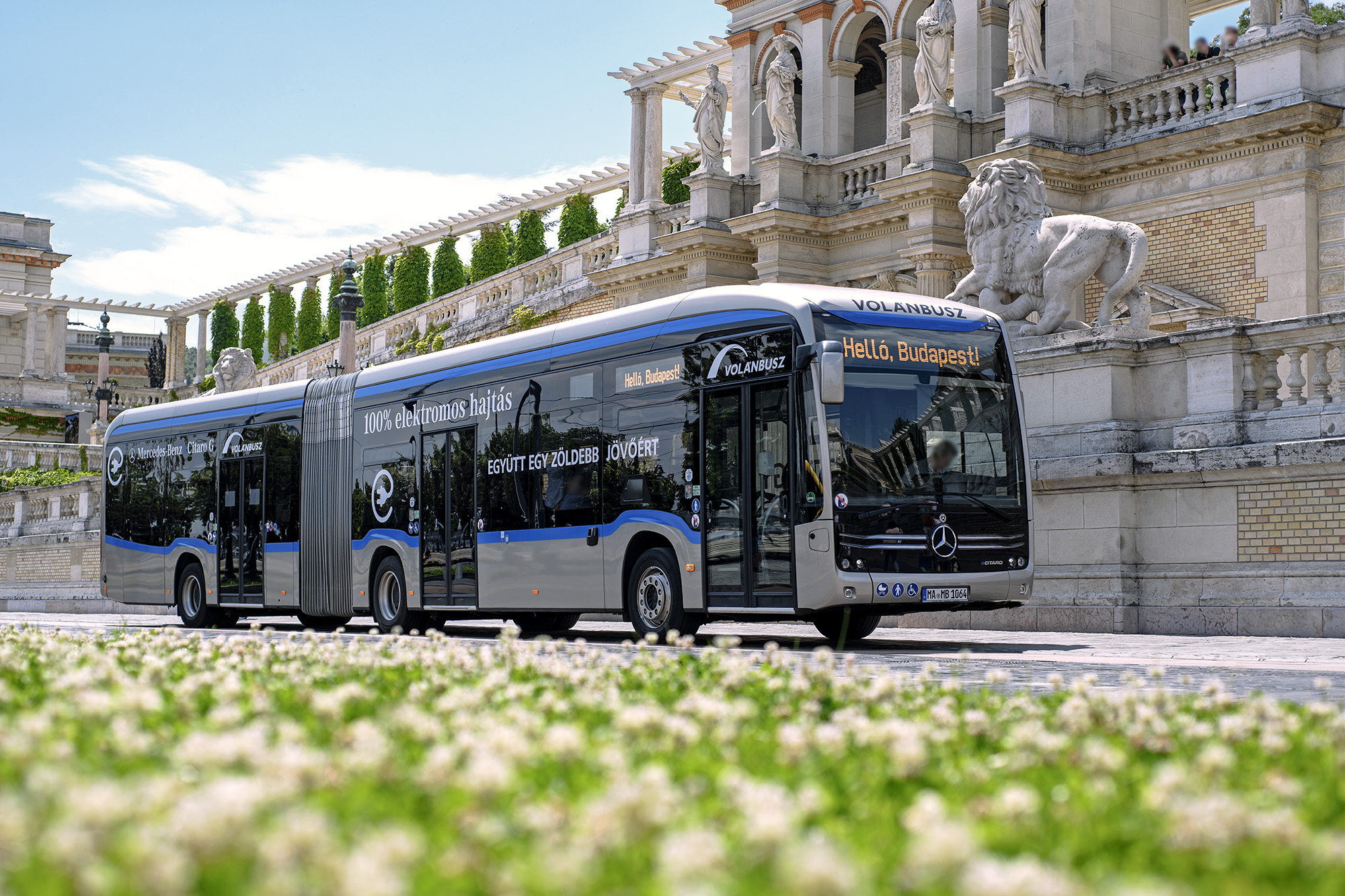 A képen a tesztbusz látható.