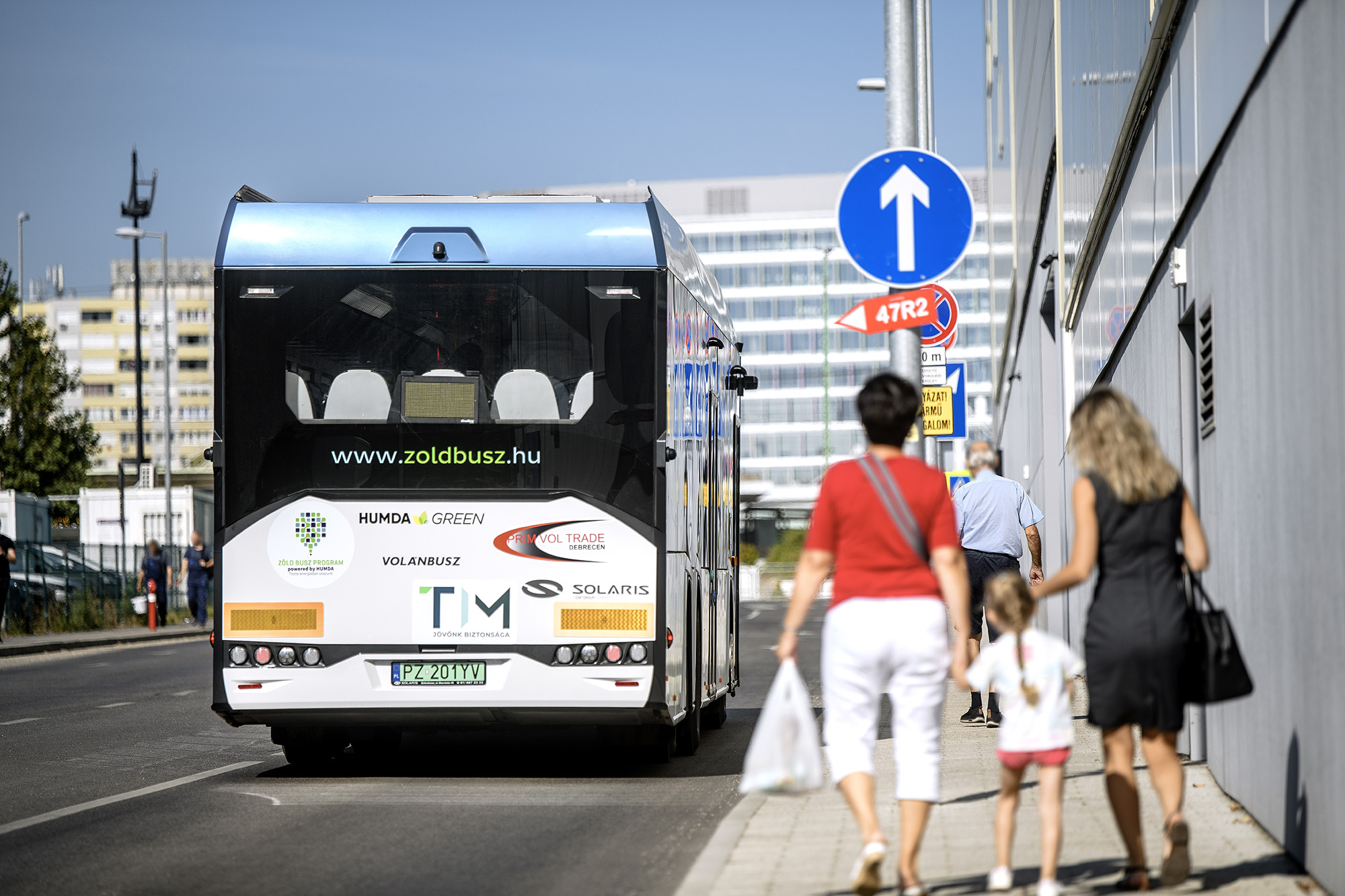 A képen a tesztbusz látható.