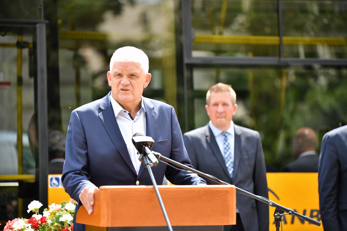 A képen Szalay Ferenc, Szolnok polgármestere látható, beszéde megtartása közben.