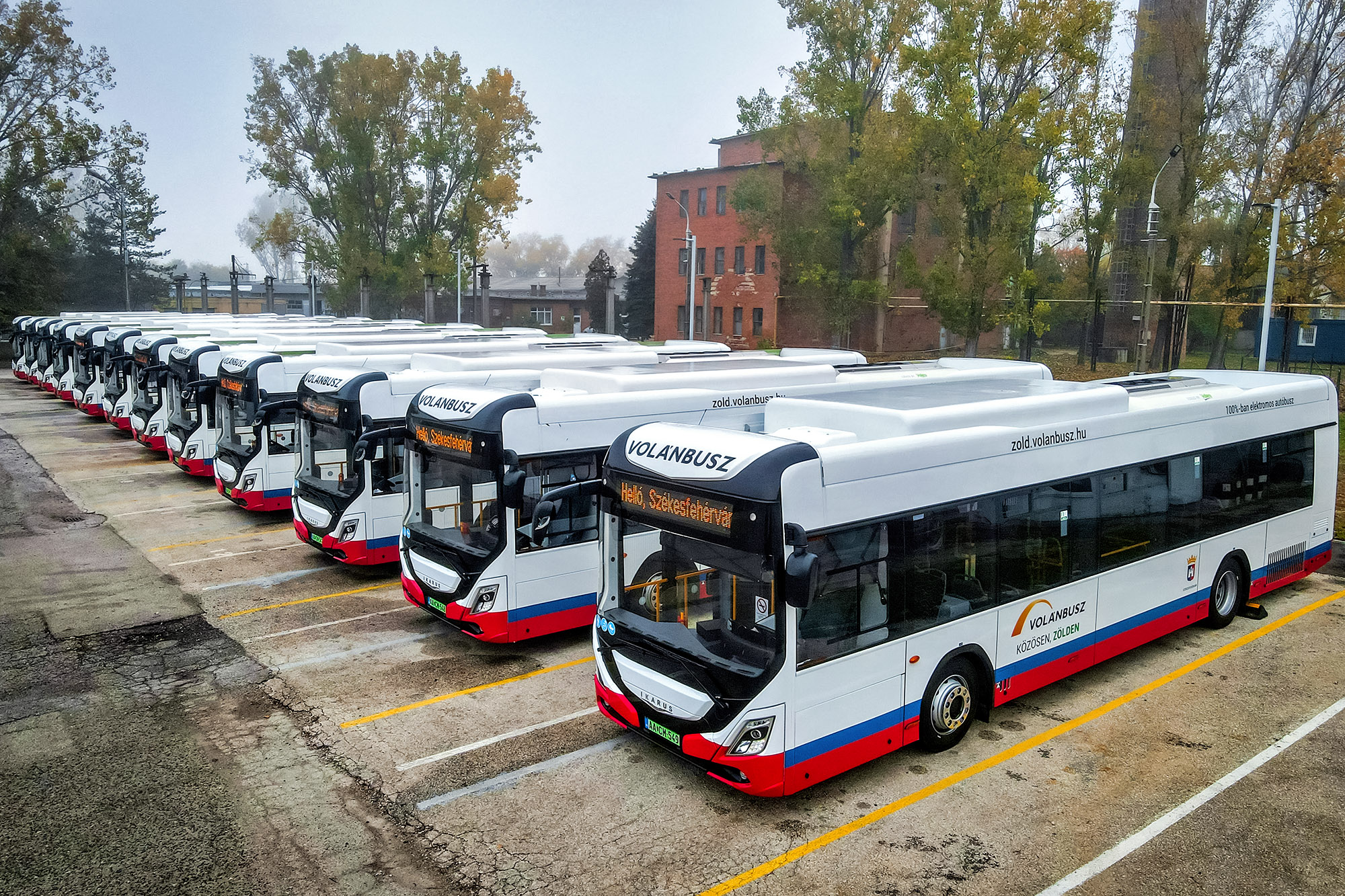 A képen az új Ikarus 120e típusú autóbuszok láthatók.