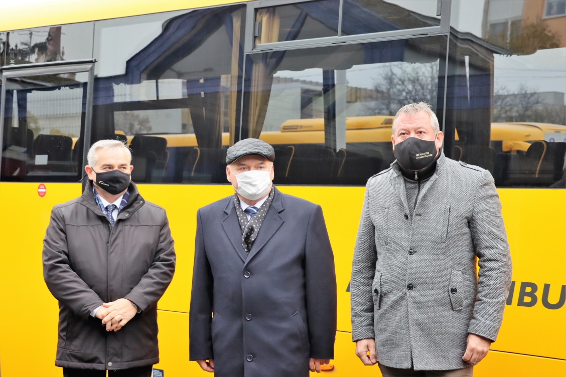 A képen látható: Busa Csaba, Hende Csaba, V. Németh Zsolt