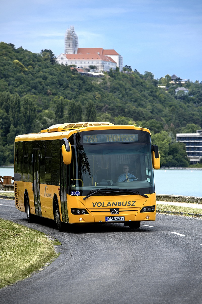 A képen a TIHANYBUSZ-járat látható.