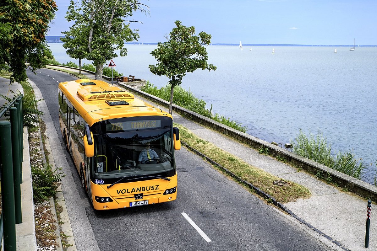 A képen a TIHANYBUSZ-járat látható.