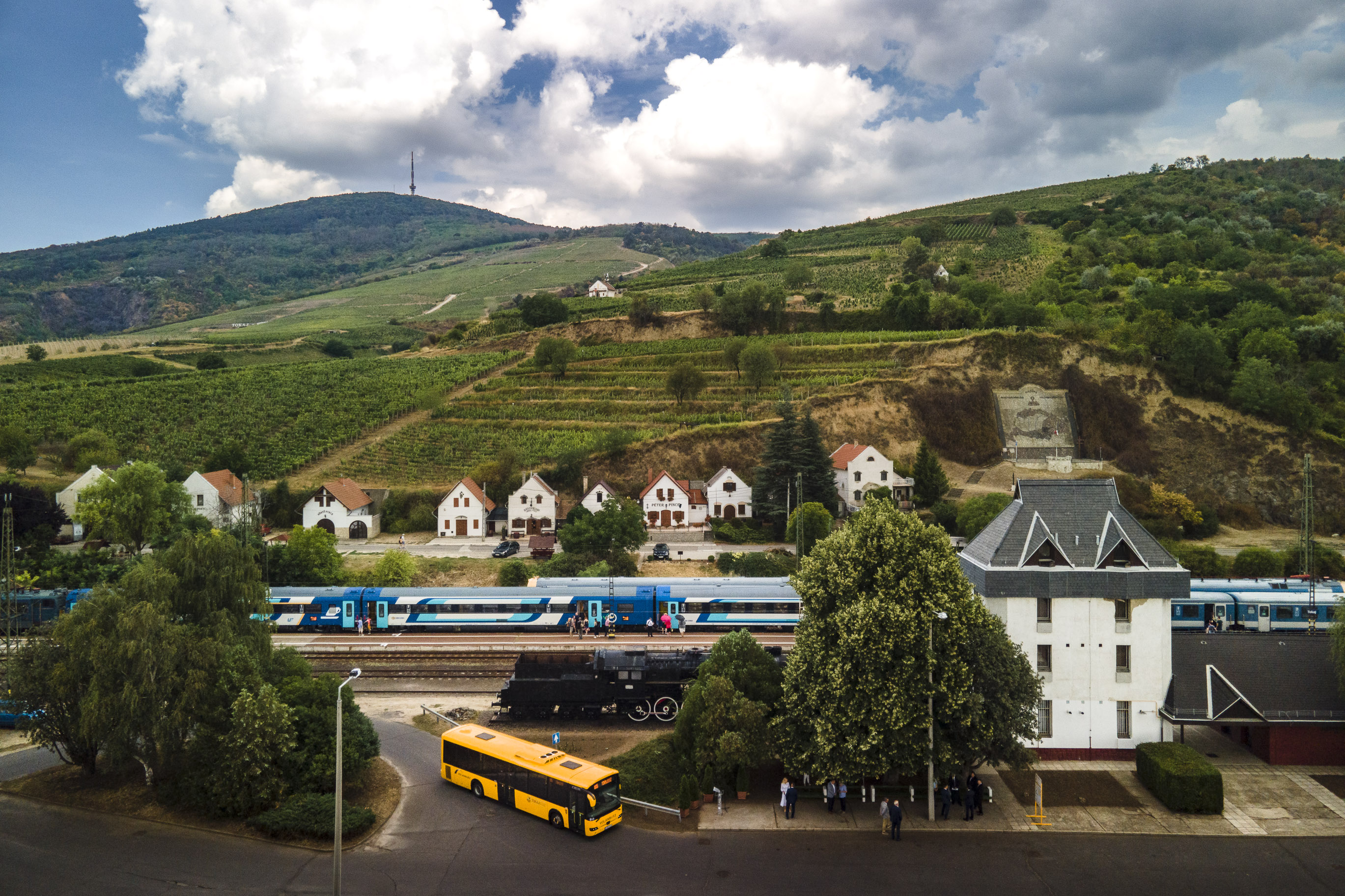 A képen busz és vonat látható. 