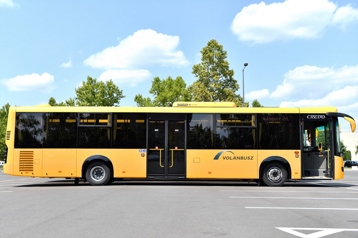 A képen az újonnan forgalomba állított Credo Econell 12 típusú autóbusz látható oldalnézetből.
