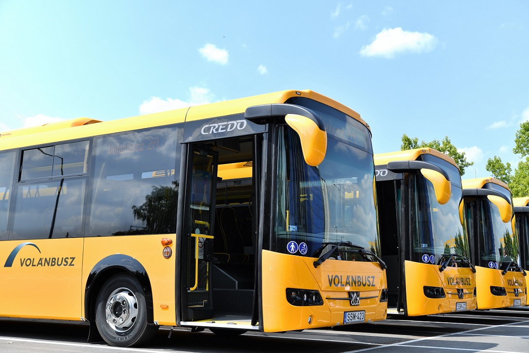 A képen az újonnan forgalomba helyezett Credo Econell 12 típusú autóbuszok láthatók.
