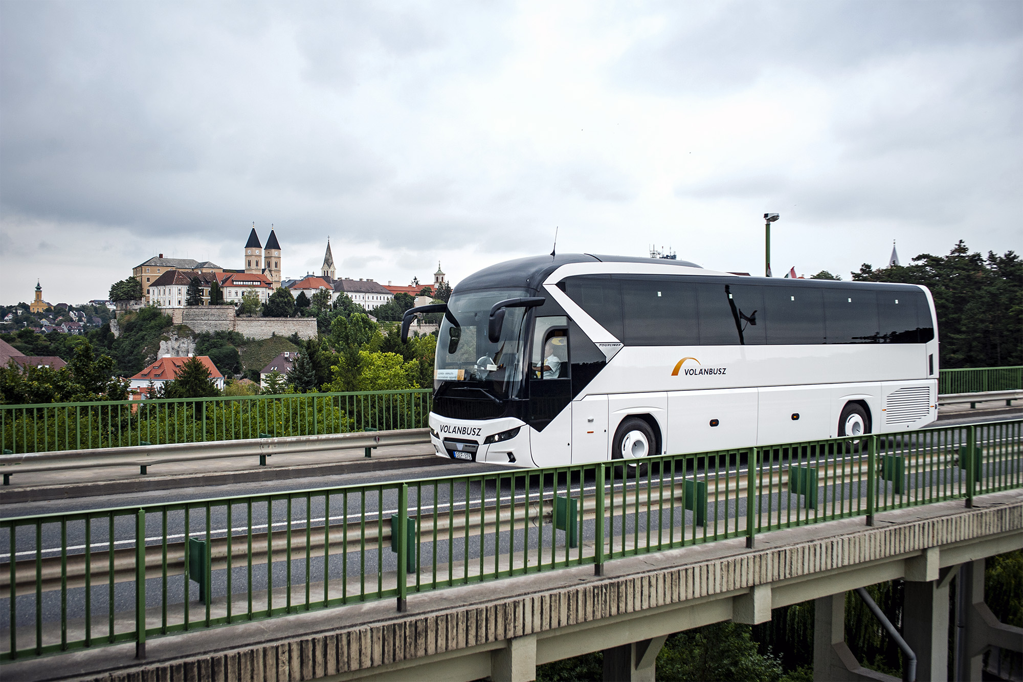 A képen az újonnan forgalomba helyezett Neoplan Tourliner típusú autóbusz látható.