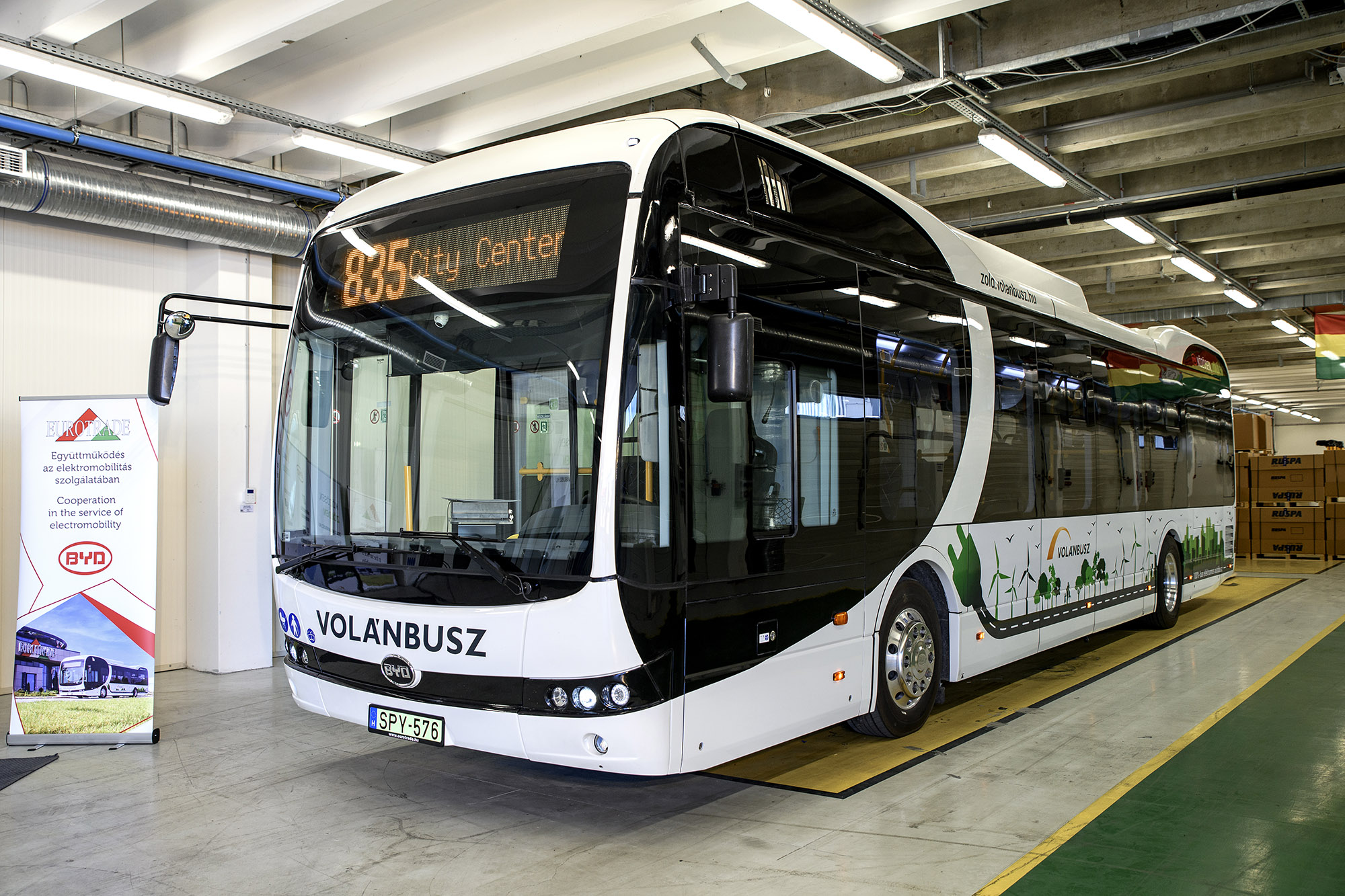 A képen az újonnan bemutatott BYD K9 típusú, zöld technológiával hajtott autóbusz látható.