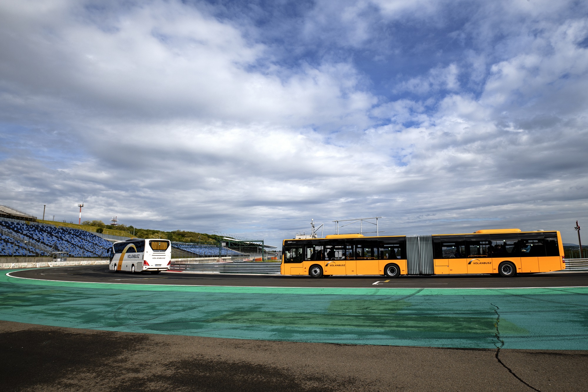 Volánbuszok a Hungaroringen.