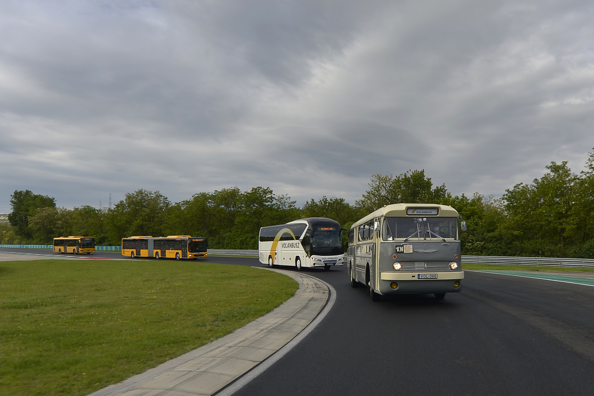 A képen a Hungaroringen végig vonuló autóbusz csoport látható.