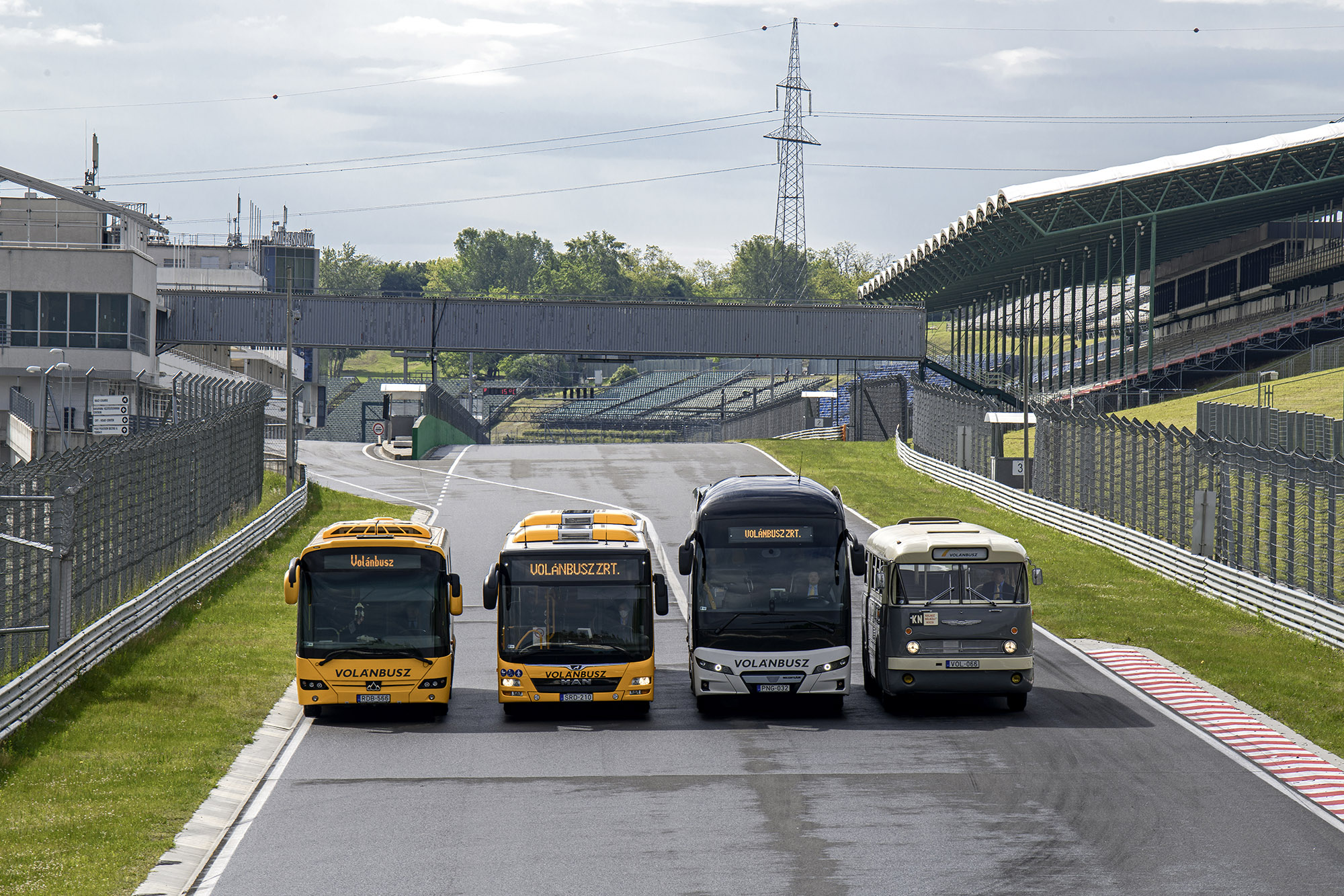 A képen a Hungaroring egyenesében felsorakozatott autóbuszok láthatók.