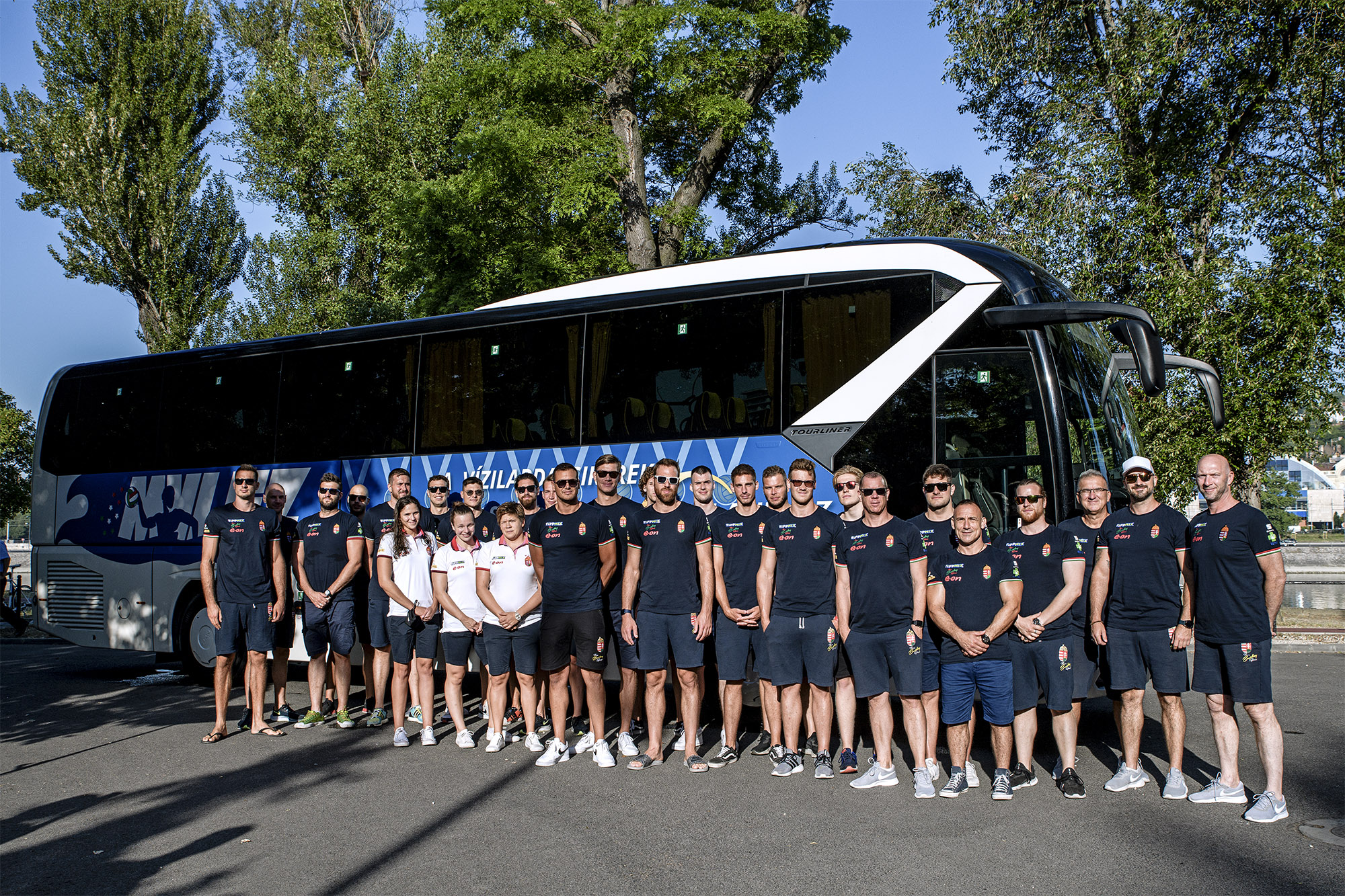 A képen a vízilabdások láthatók felsorakozva az új Neoplan Tourliner autóbusz előtt.