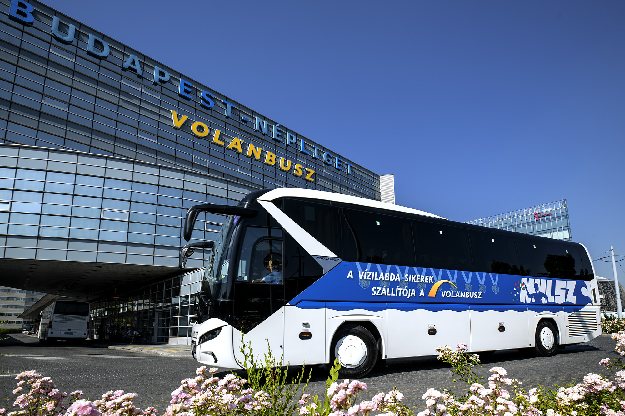 A képen az új Neoplan Tourliner autóbusz látható a Népligetben.
