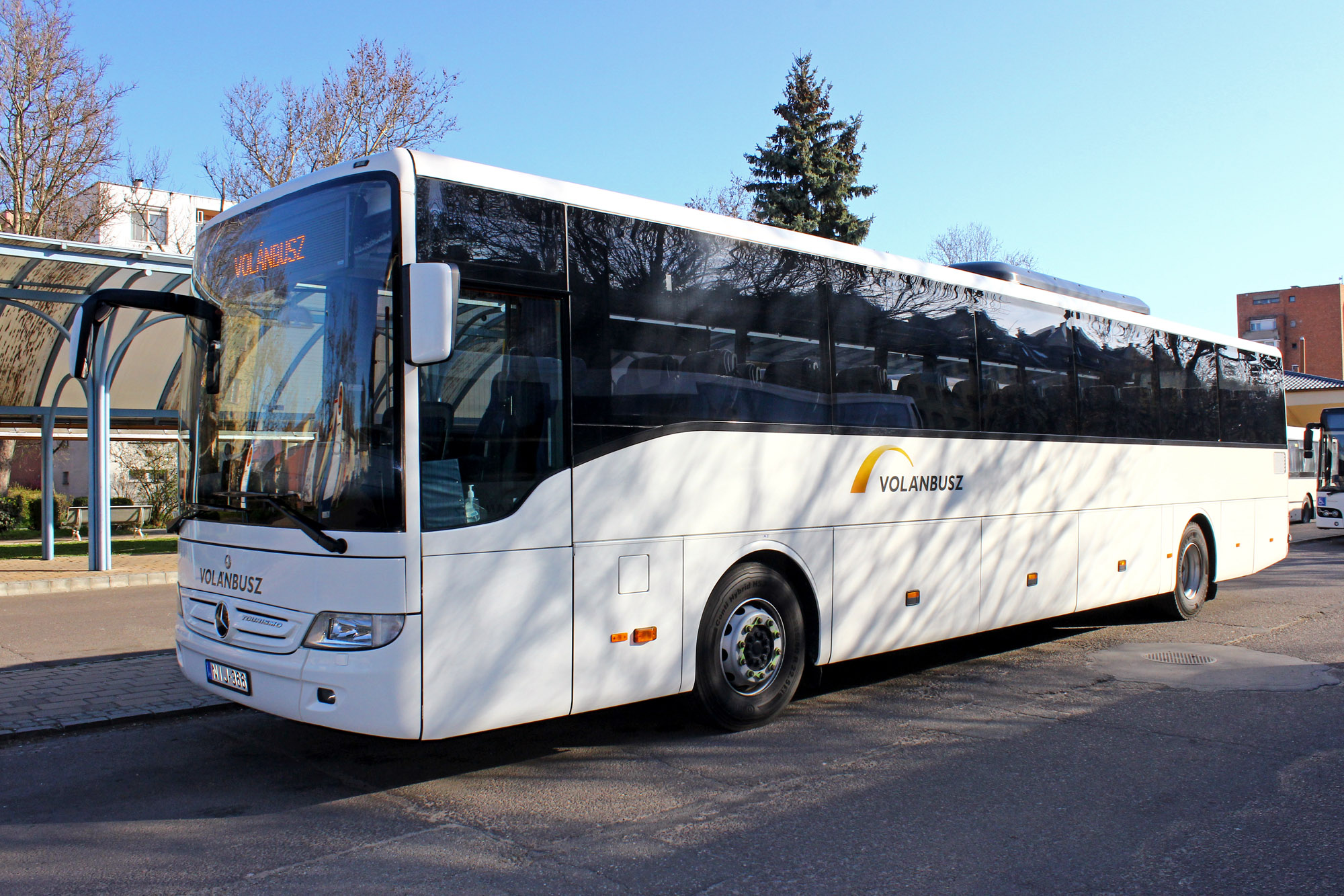 A képen az újonnan forgalomba helyezett 8900 Mercedes-Benz Tourismo RH M/2A autóbusz látható.