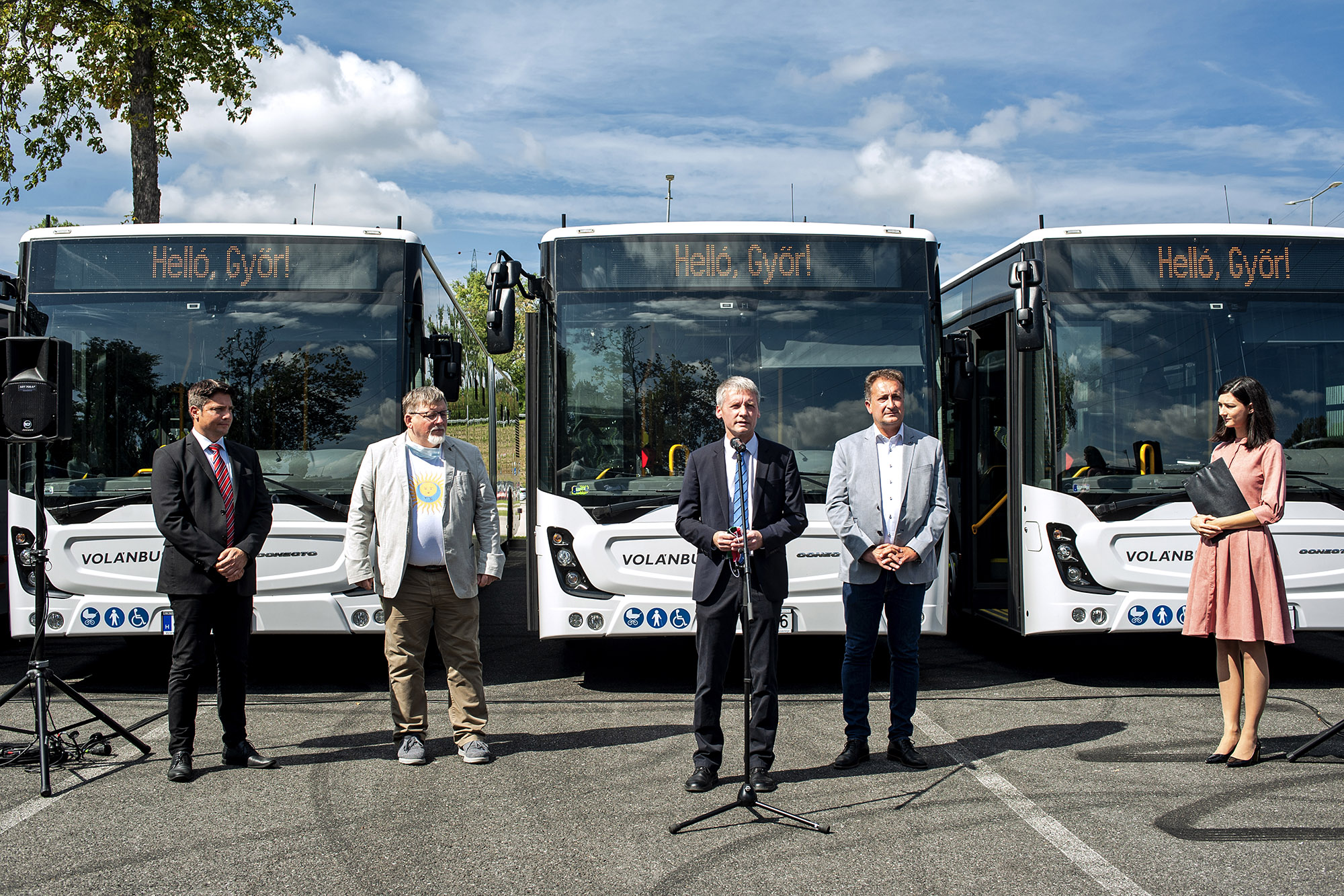 A képen a forgalomba helyezett Mercedes-Benz Conecto G csuklós autóbusz és a résztvevők.