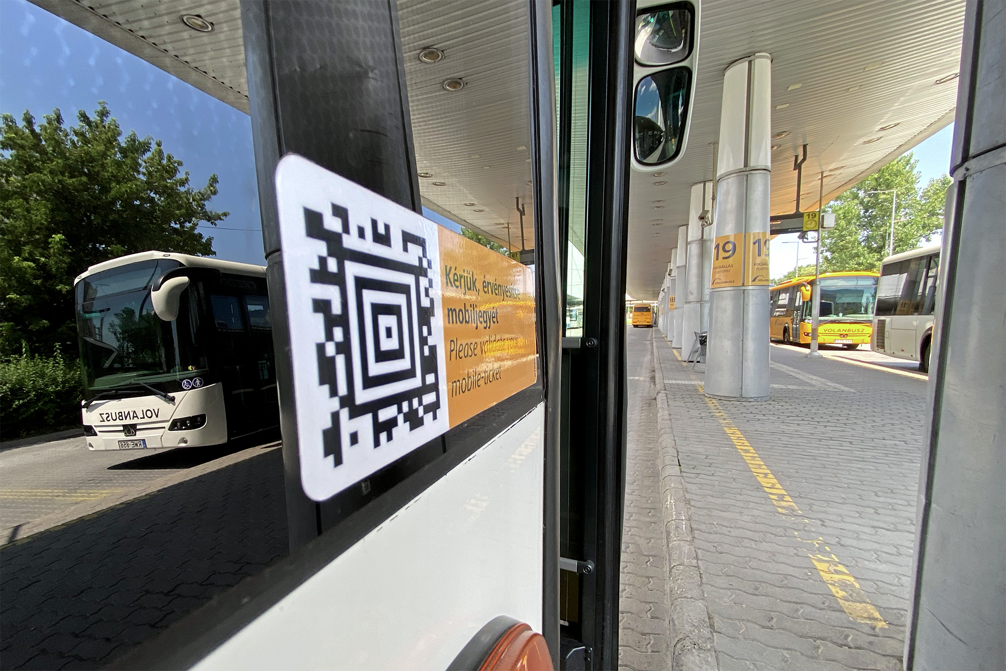 A képen az autóbusz oldalán lévő QR-kód látható.