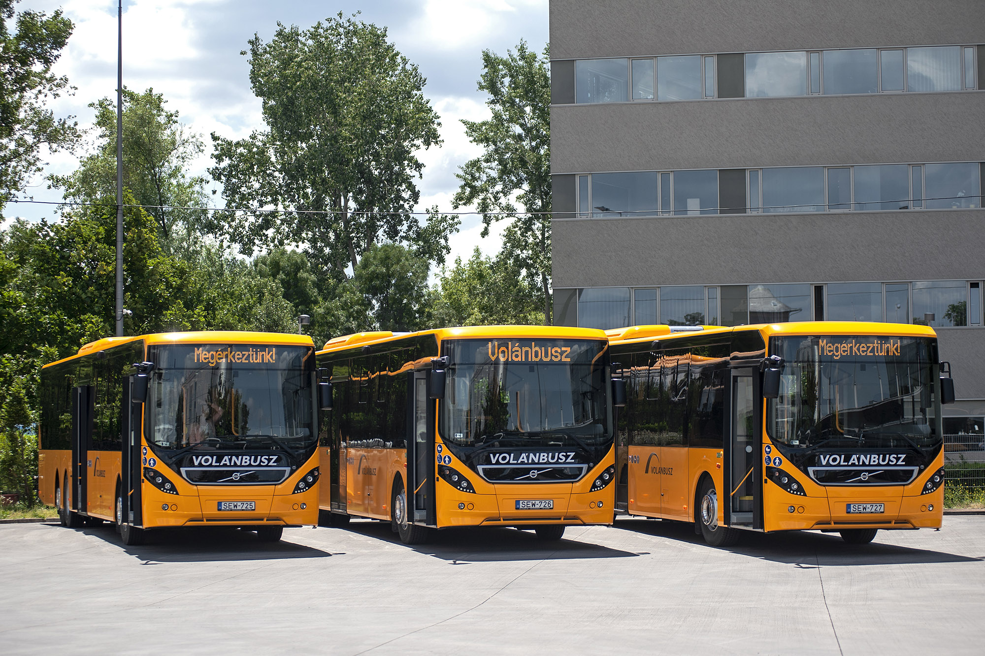 A képen az újonnan forgalomba helyezett Volvo 8900 típusú autóbuszok láthatók.