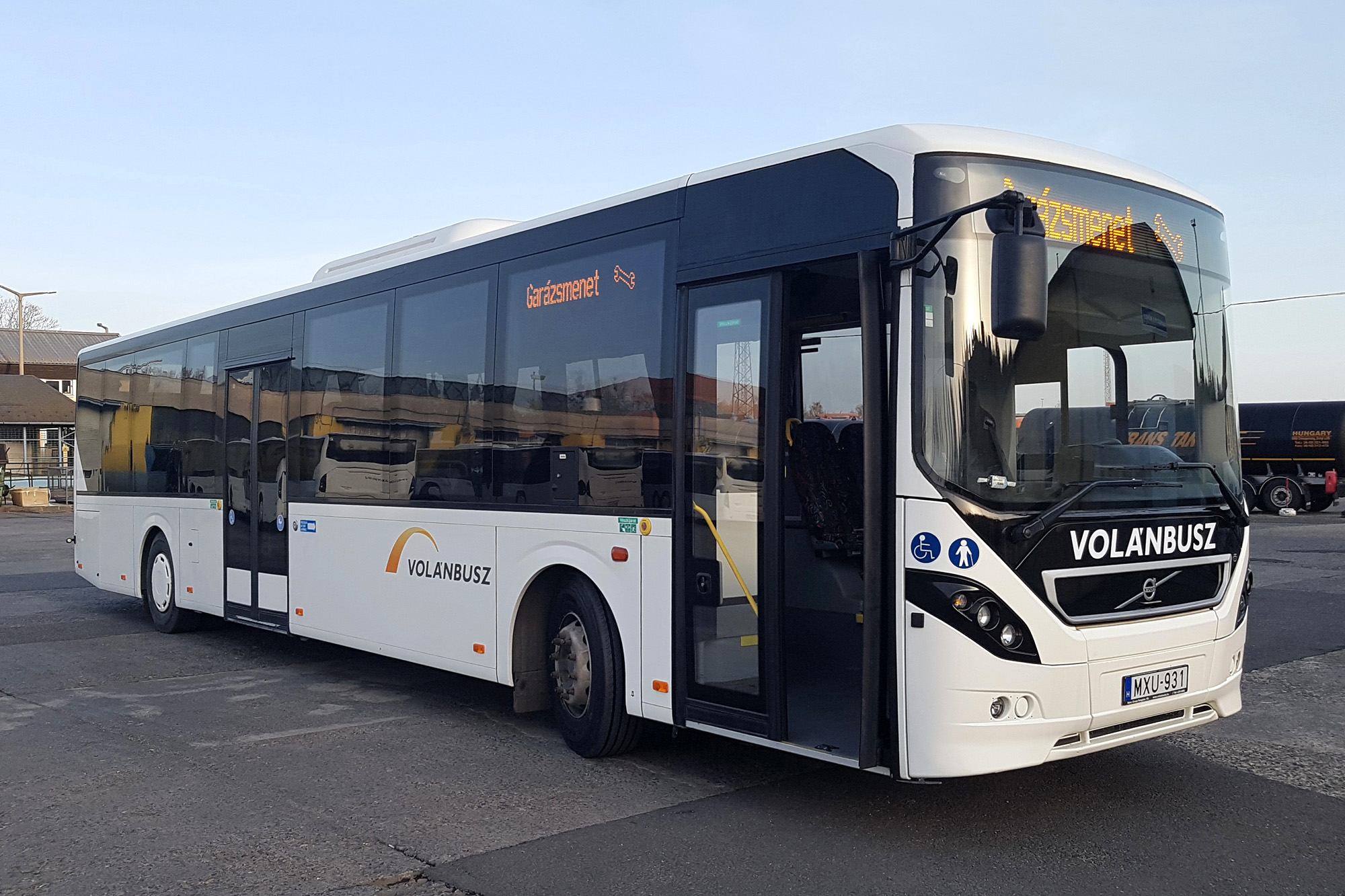 A képen az újonnan forgalomba helyezett Volvo 8900 típusú autóbusz látható.