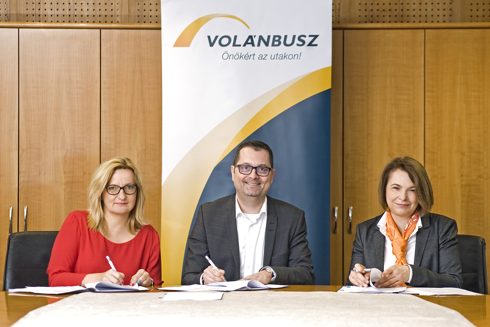 A képen Dávid Ilona, Illés Viktor Dávid és Mariola Wdowik látható.