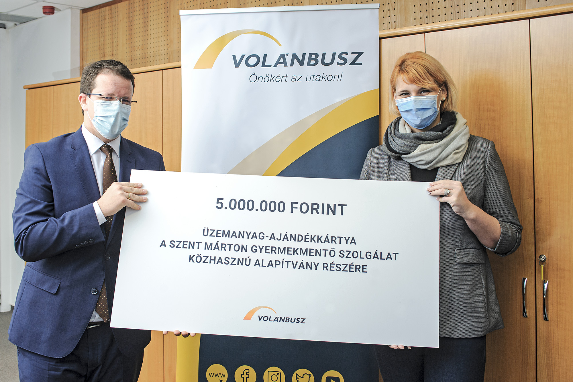 Dr. Pafféri Zoltán átadja az üzemanyag-ajándékkártyát a Szent Márton Gyermekmentő Szolgálatnak